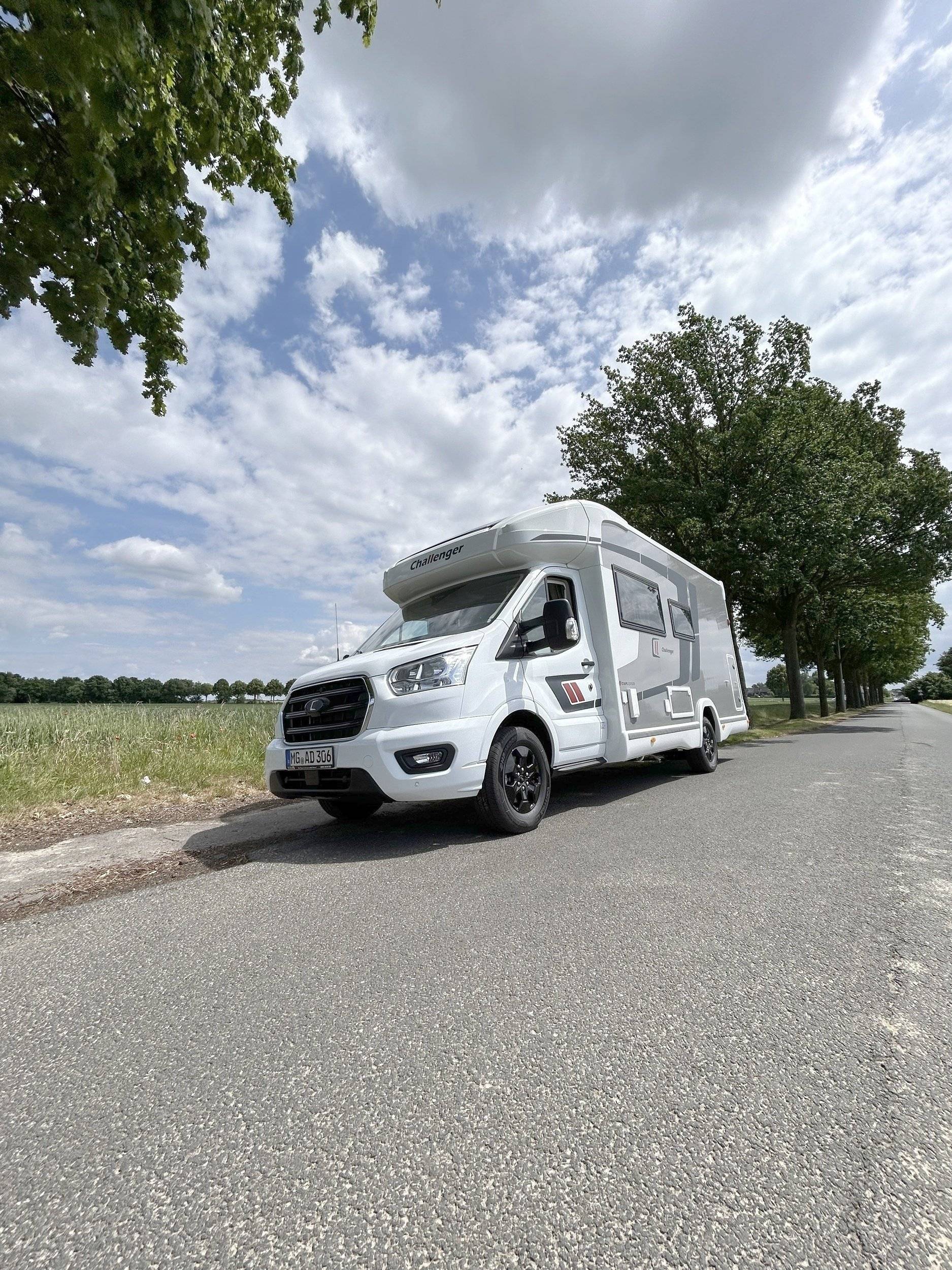 Vista frontale a ¾ Ford ford transit - Yescapa