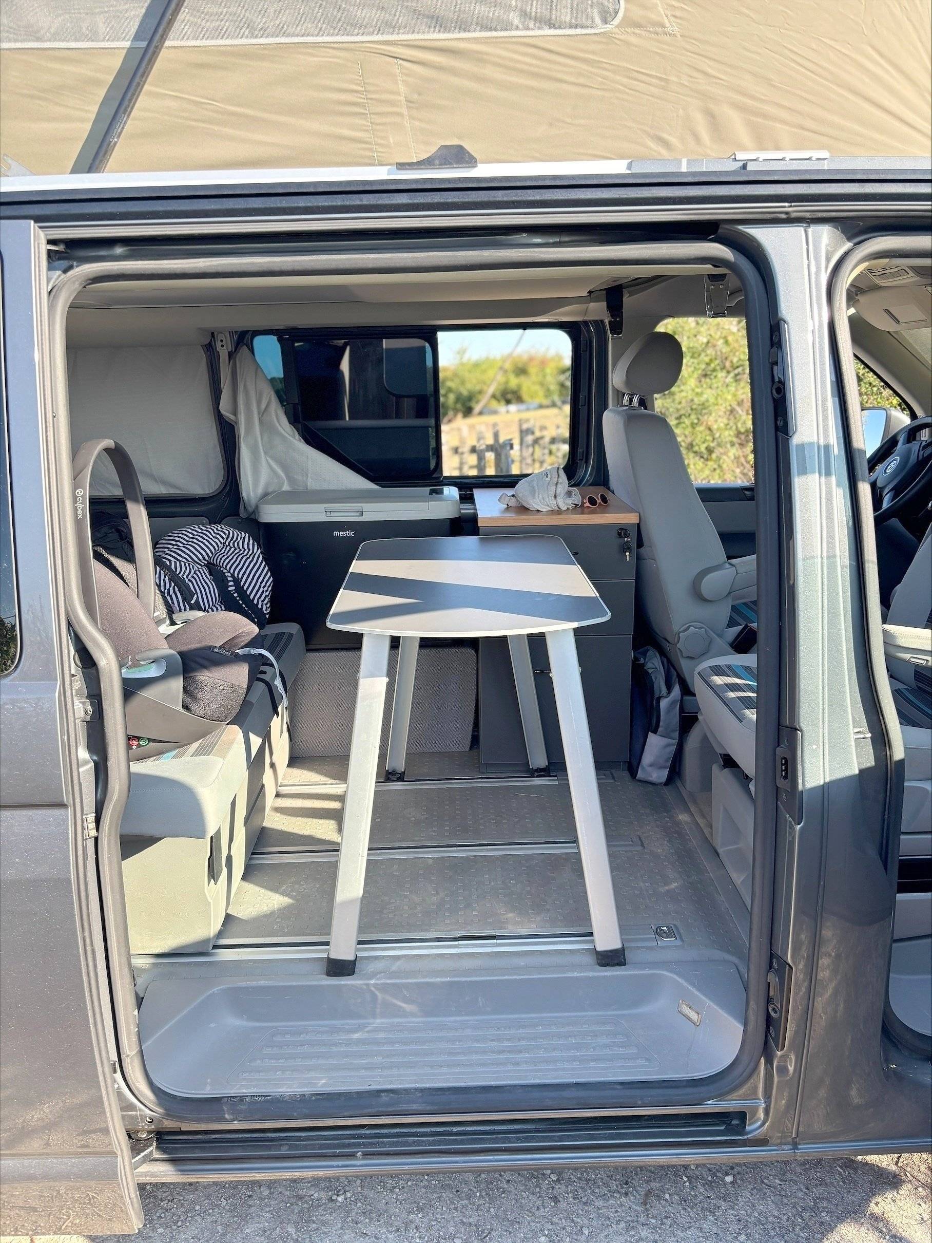 Dining Area Volkswagen Volkswagen T5 california beach 140ch - Yescapa