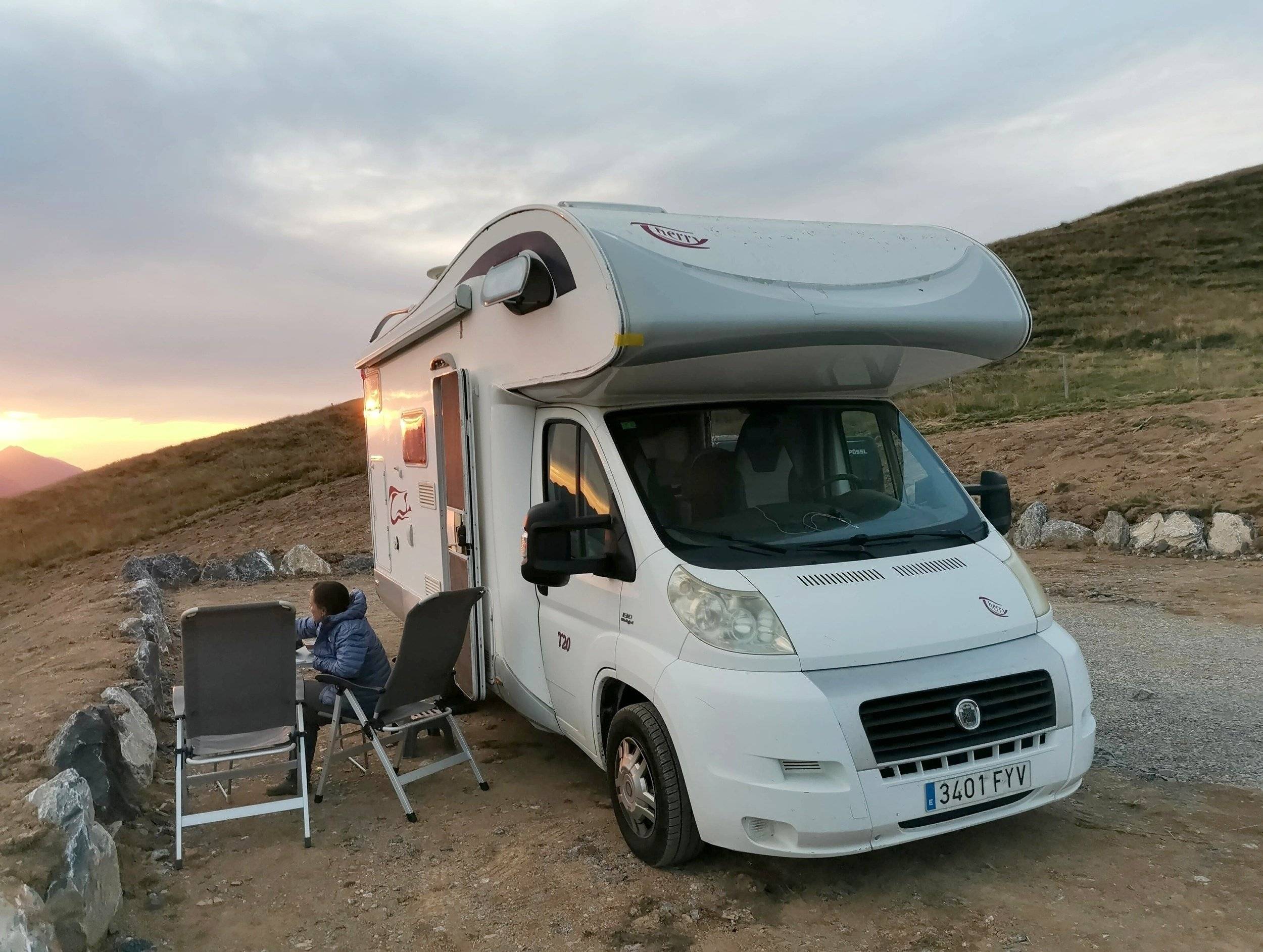 Vista del vehículo ángulo delantero Fiat 2,3 l 130 ch - Yescapa