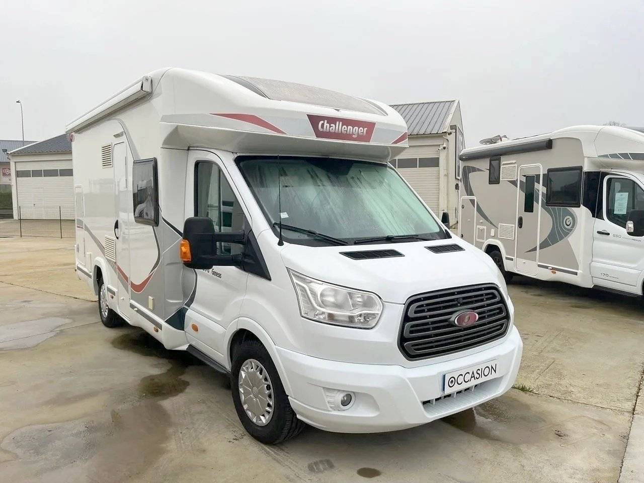 Vue avant de 3/4 Ford - Yescapa