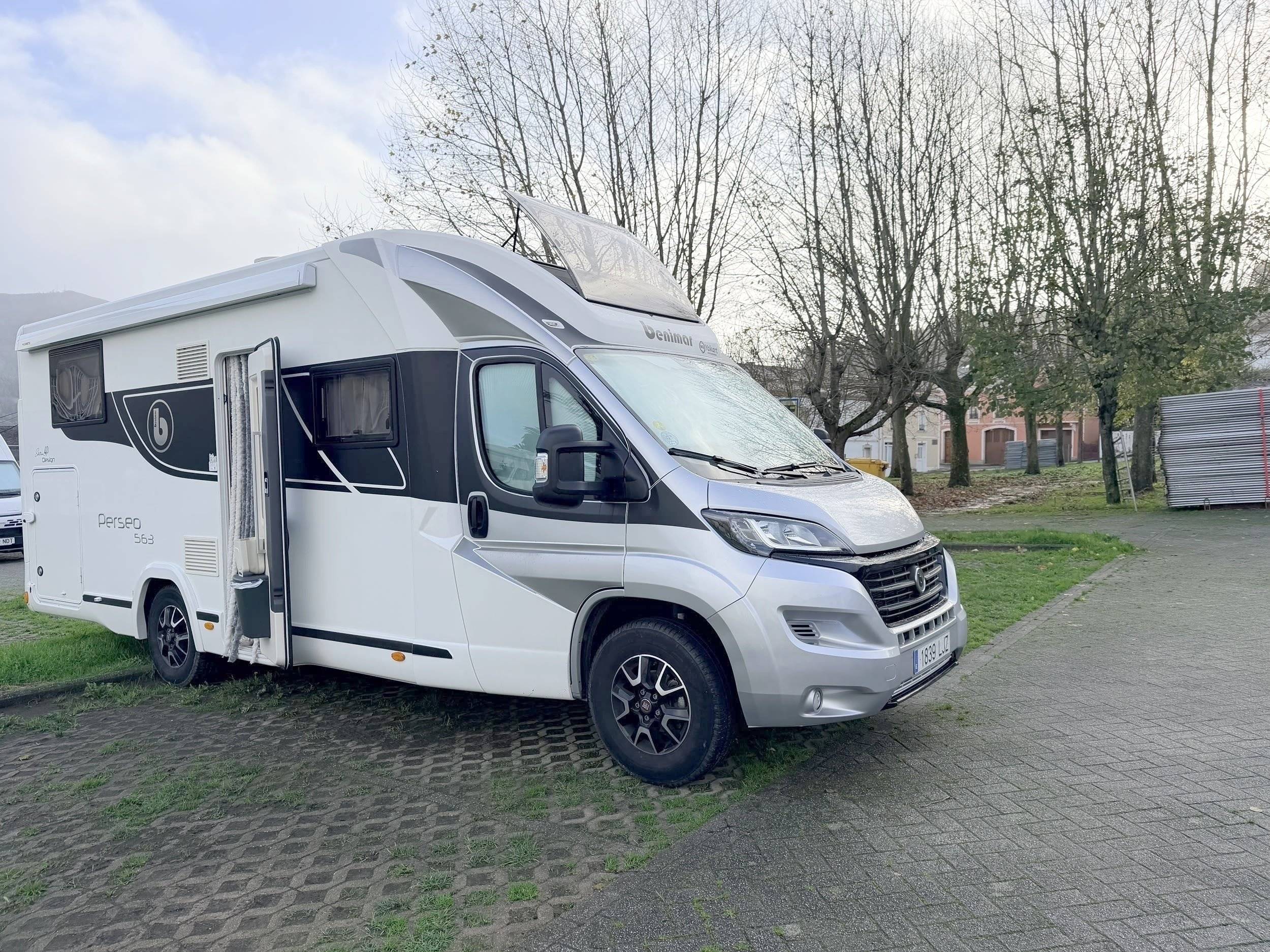 schräge Vorderansicht Fiat Al-Ko 2,3 l Multijet 150 ch. - Yescapa