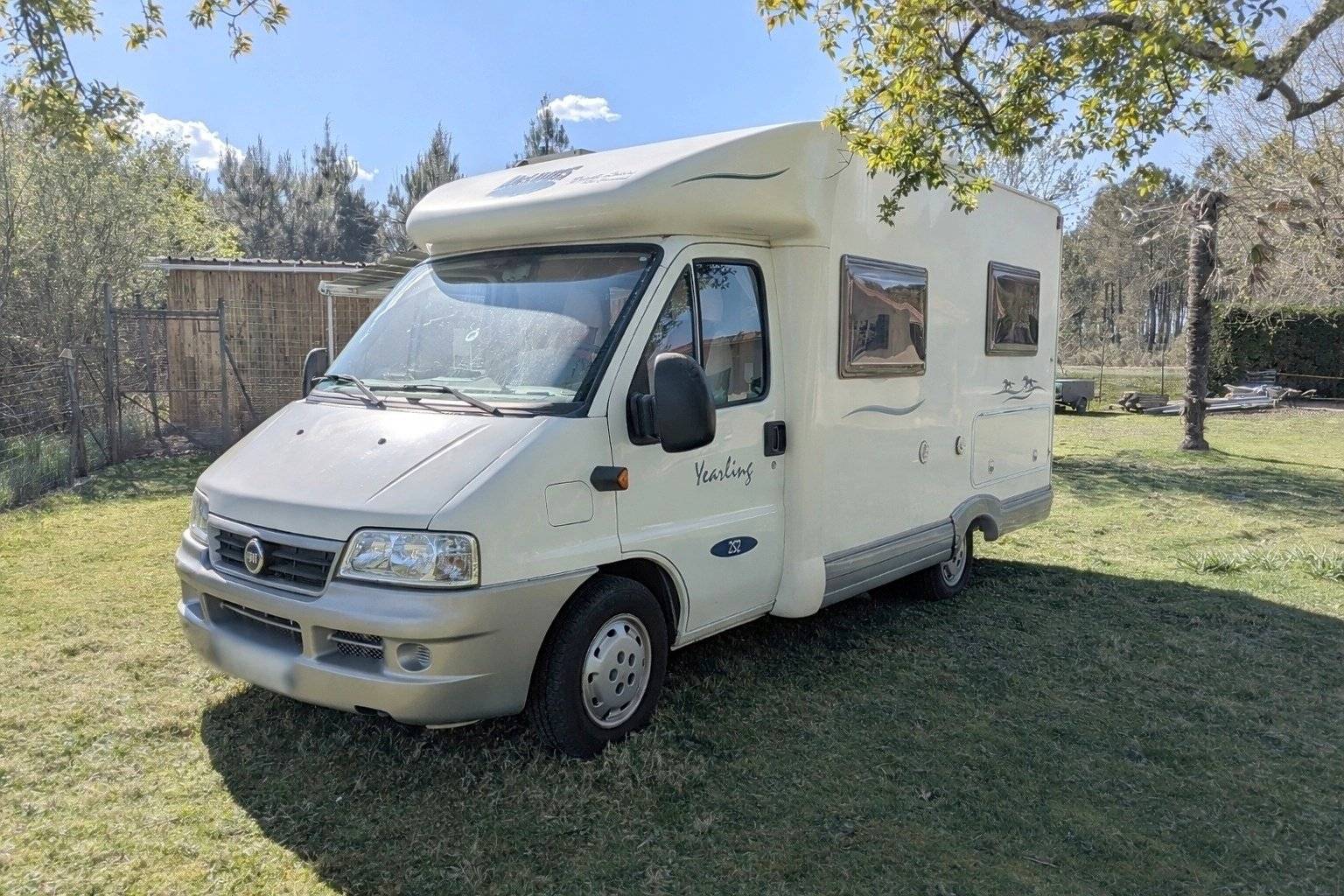 schräge Vorderansicht Fiat - Yescapa