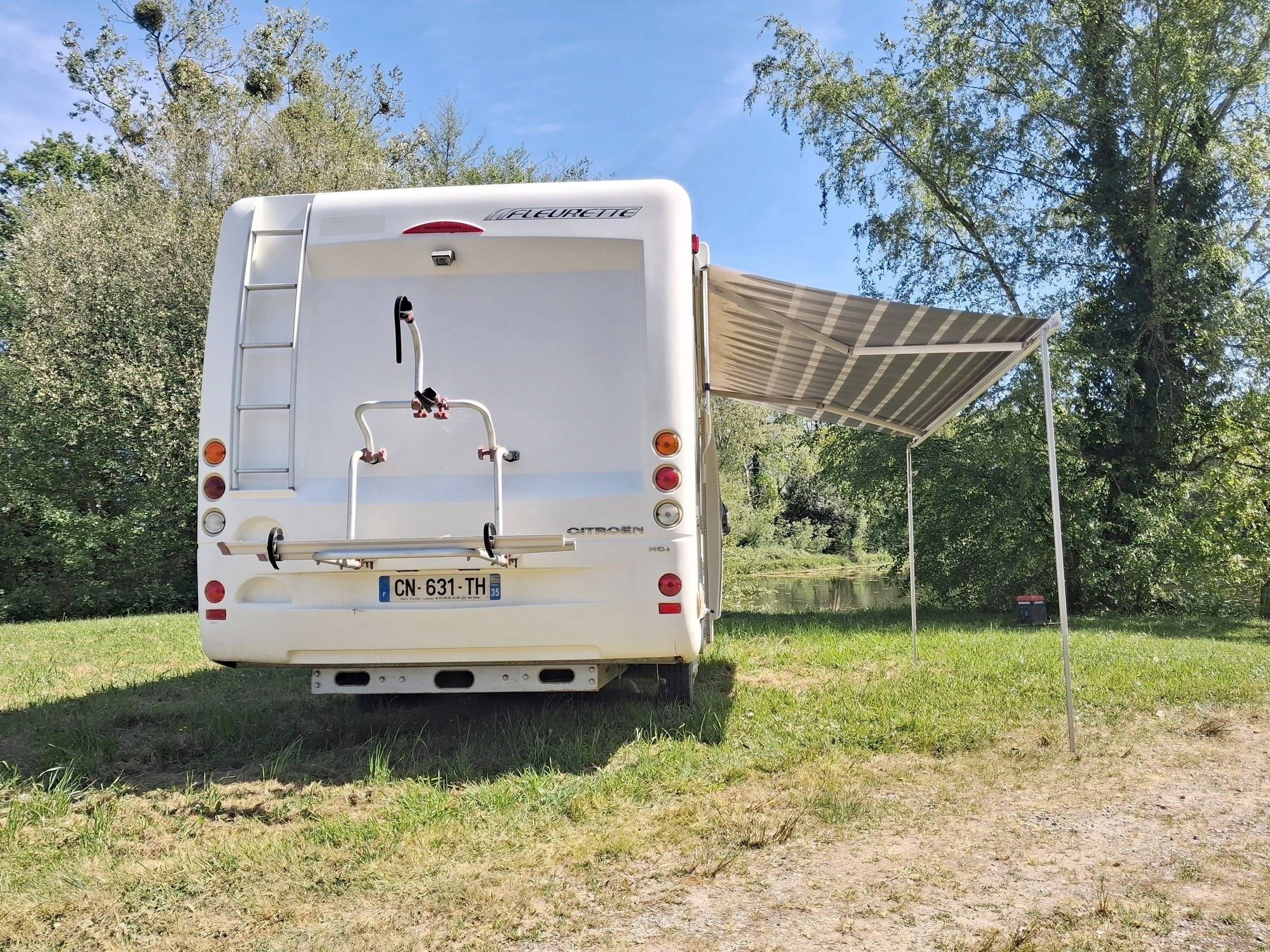 Vue arrière Citroën fleurette - Yescapa