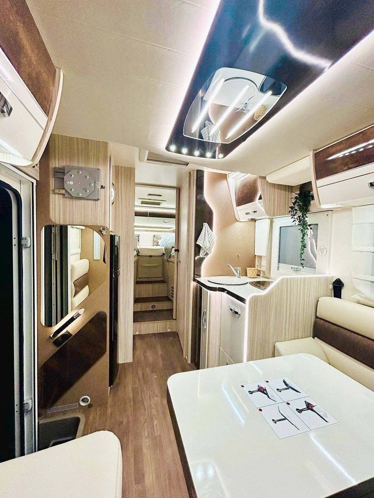 Dining Area Fiat FIAT DUCATO - Yescapa