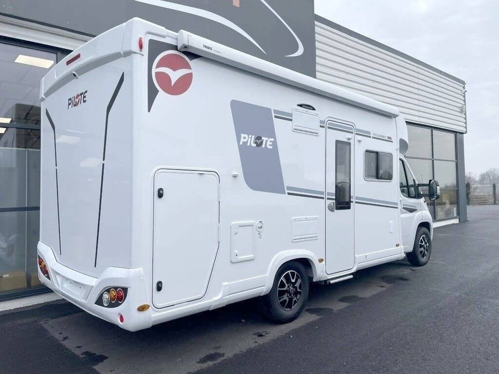 Pilote P696D Evidence