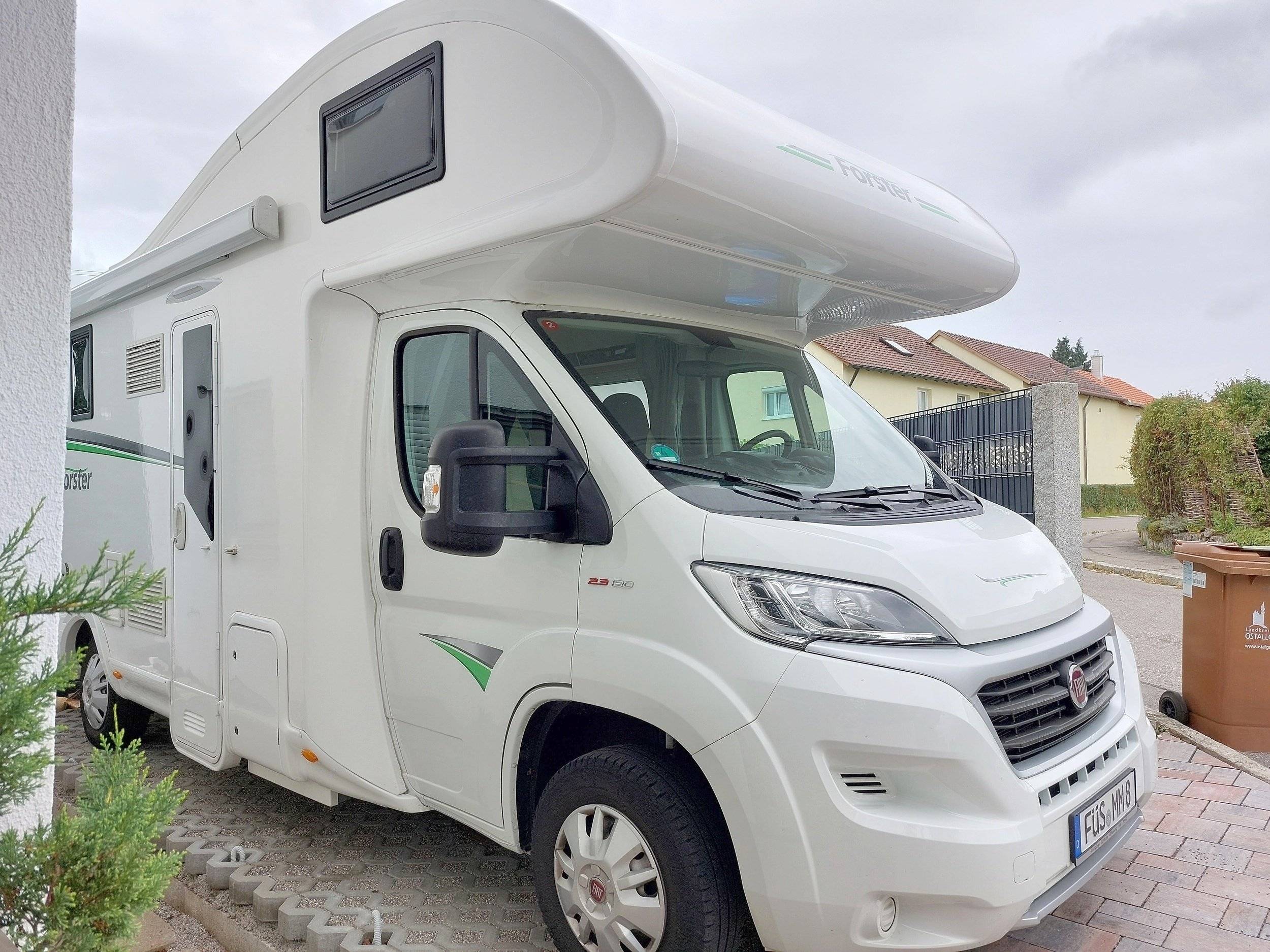 Front view from 3/4  - Yescapa