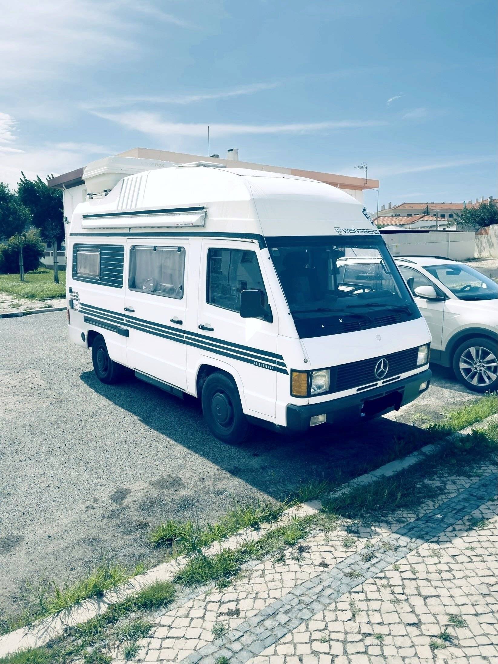 schräge Vorderansicht Mercedes Mb 100 - Yescapa