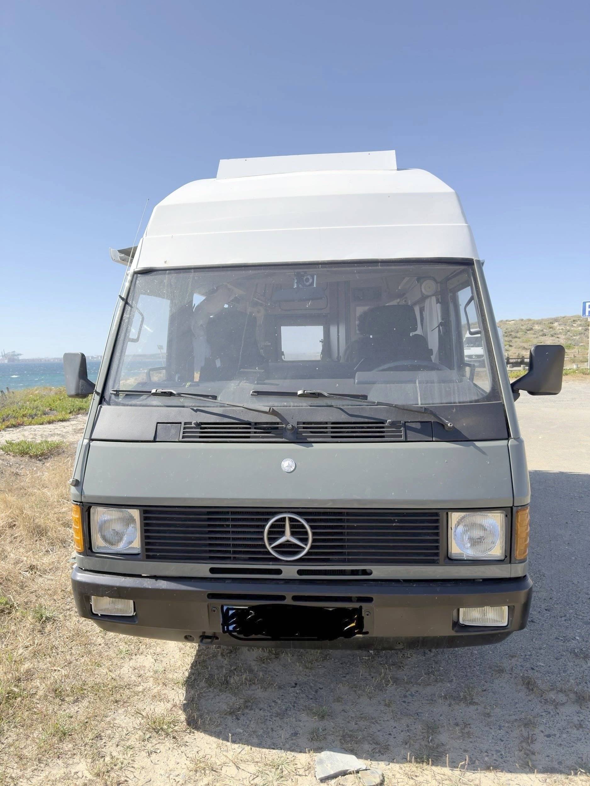 Front view from 3/4 Mercedes Mb 100 - Yescapa