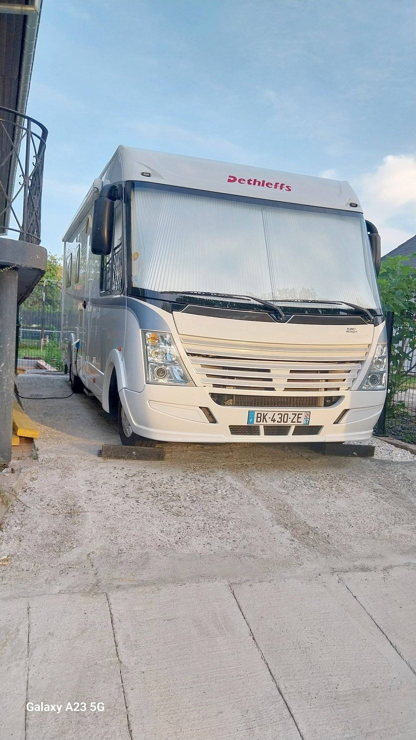 schräge Vorderansicht Fiat 2,3 l 130 ch - Yescapa