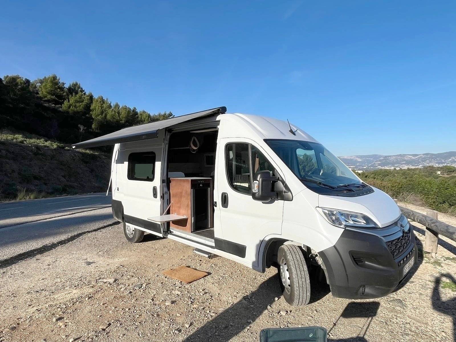 Vista de 3/4 Citroën Citroën jumper 140 cv - Yescapa
