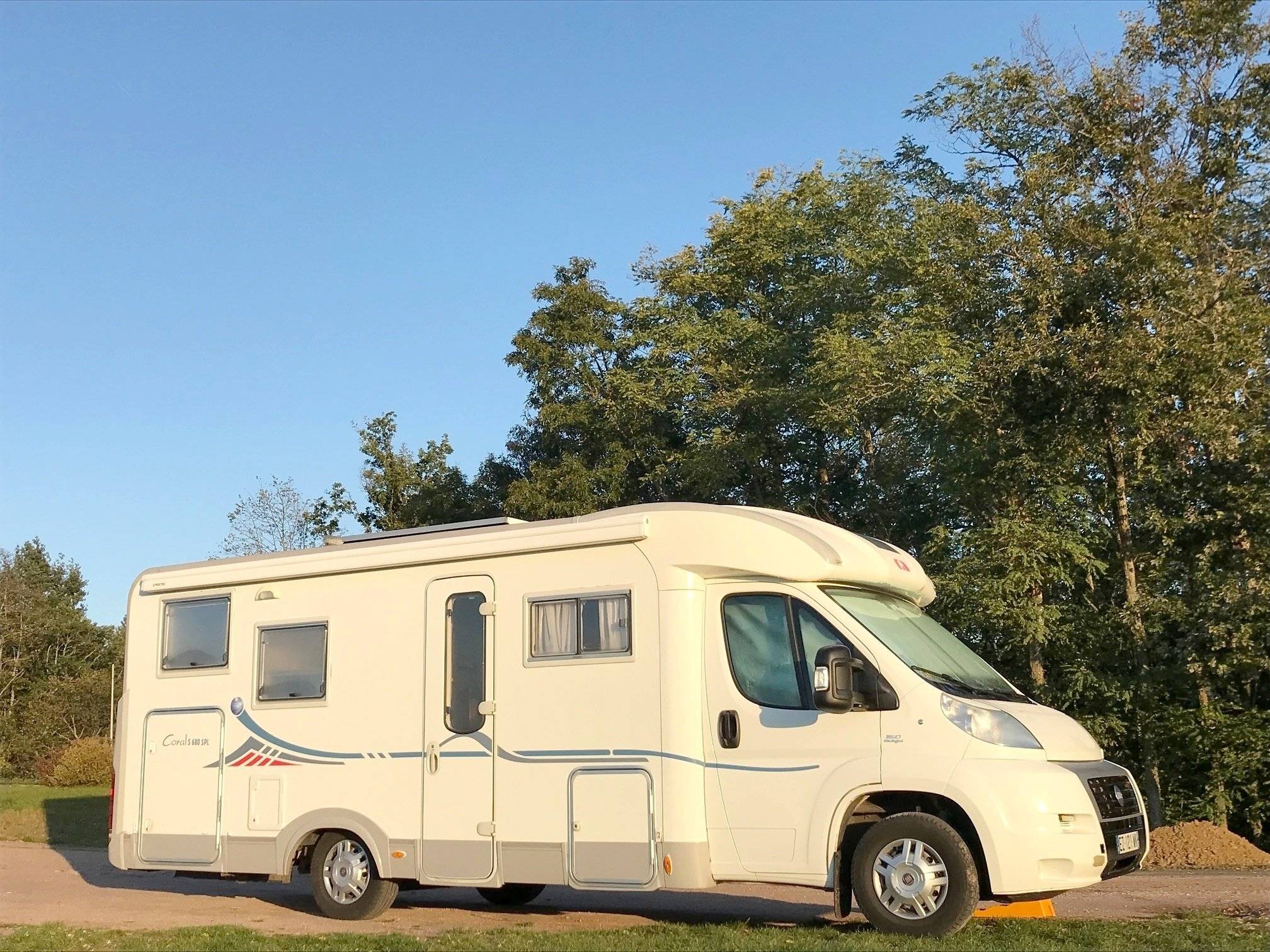 Vista frontale a ¾ Fiat Ducato 3,0 l 160 ch - Yescapa