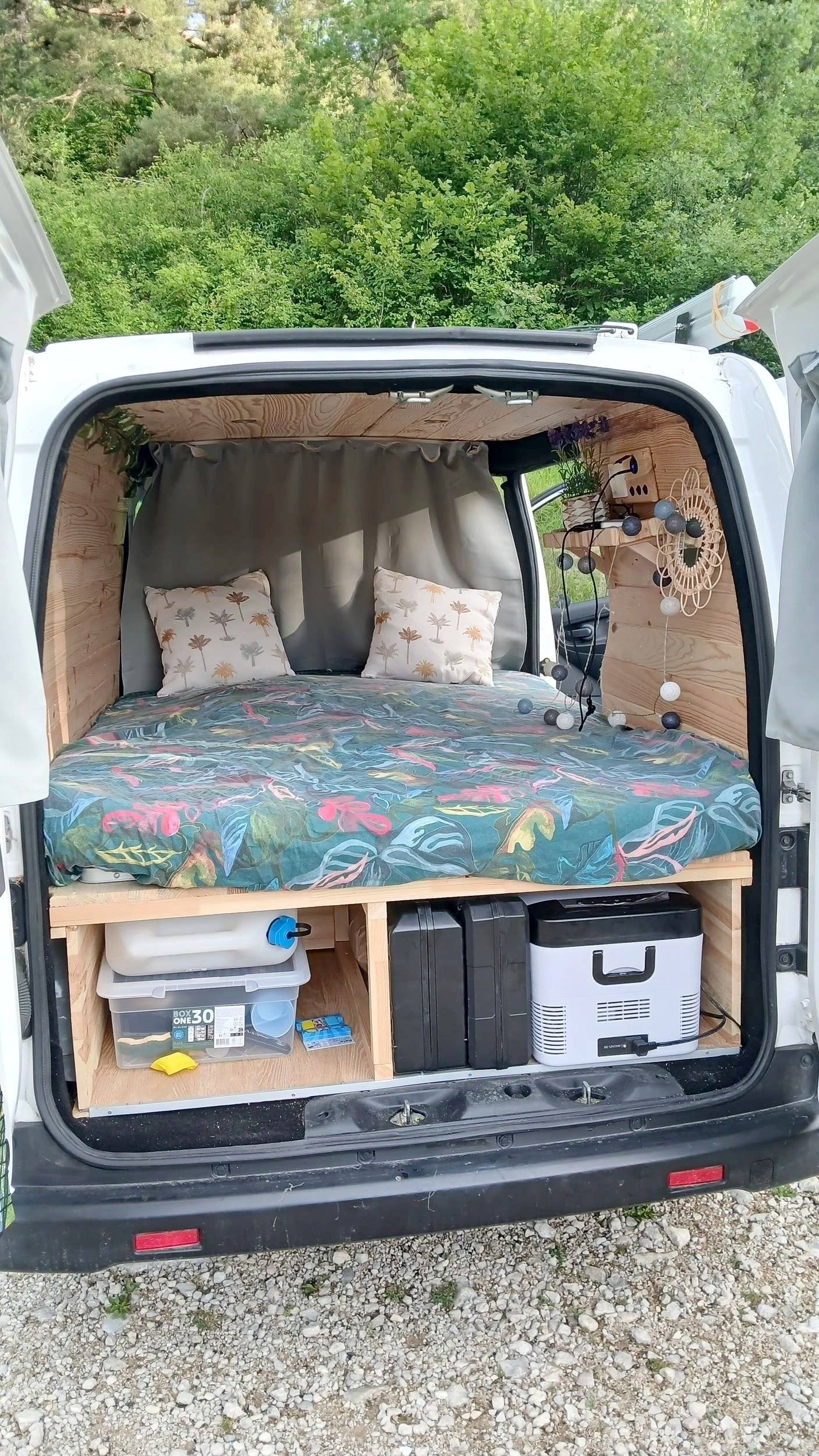 Dinette Nissan NV200 - Yescapa
