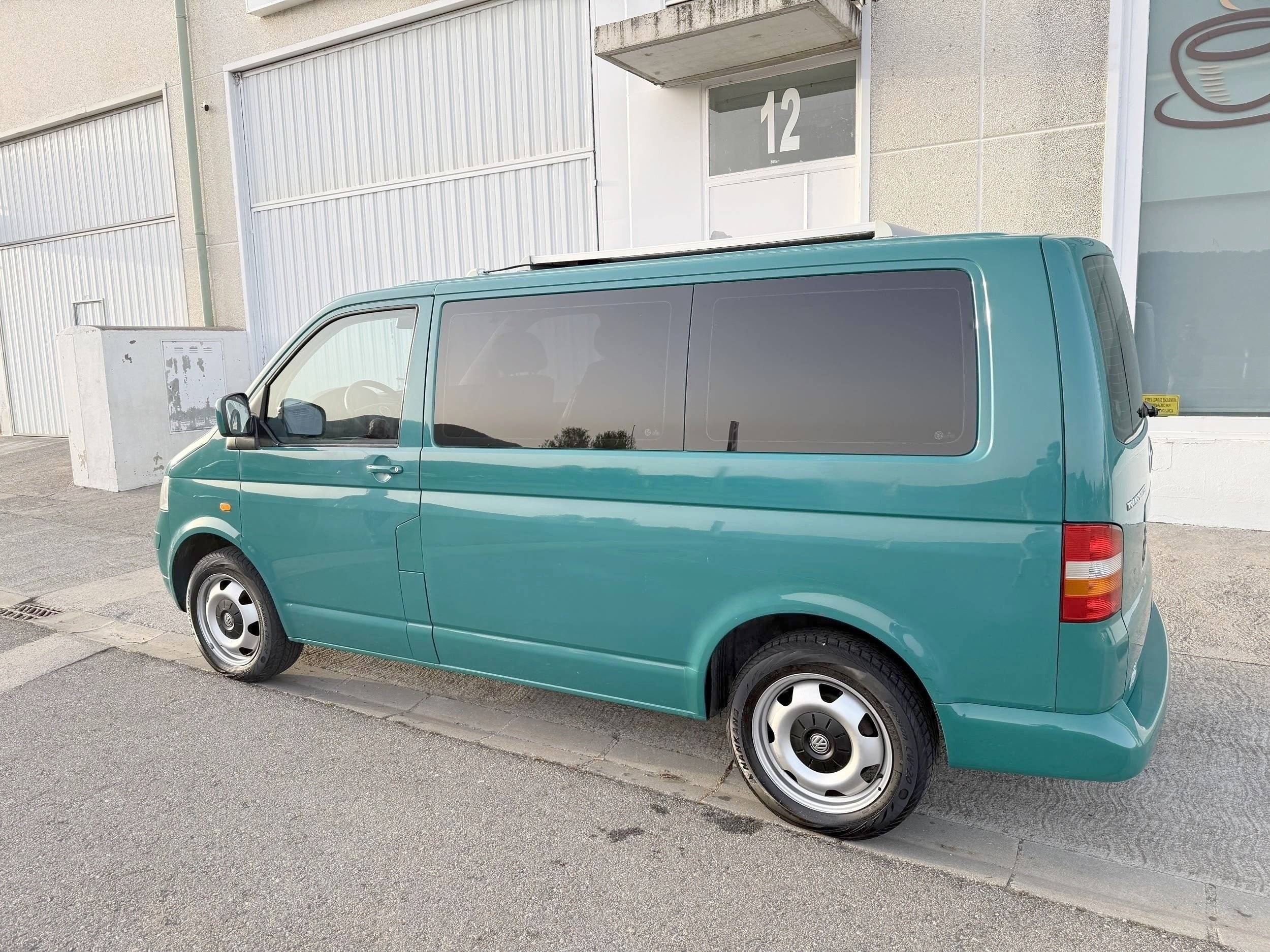 Vista de trás Volkswagen Transporter 1.9 TDI - Yescapa