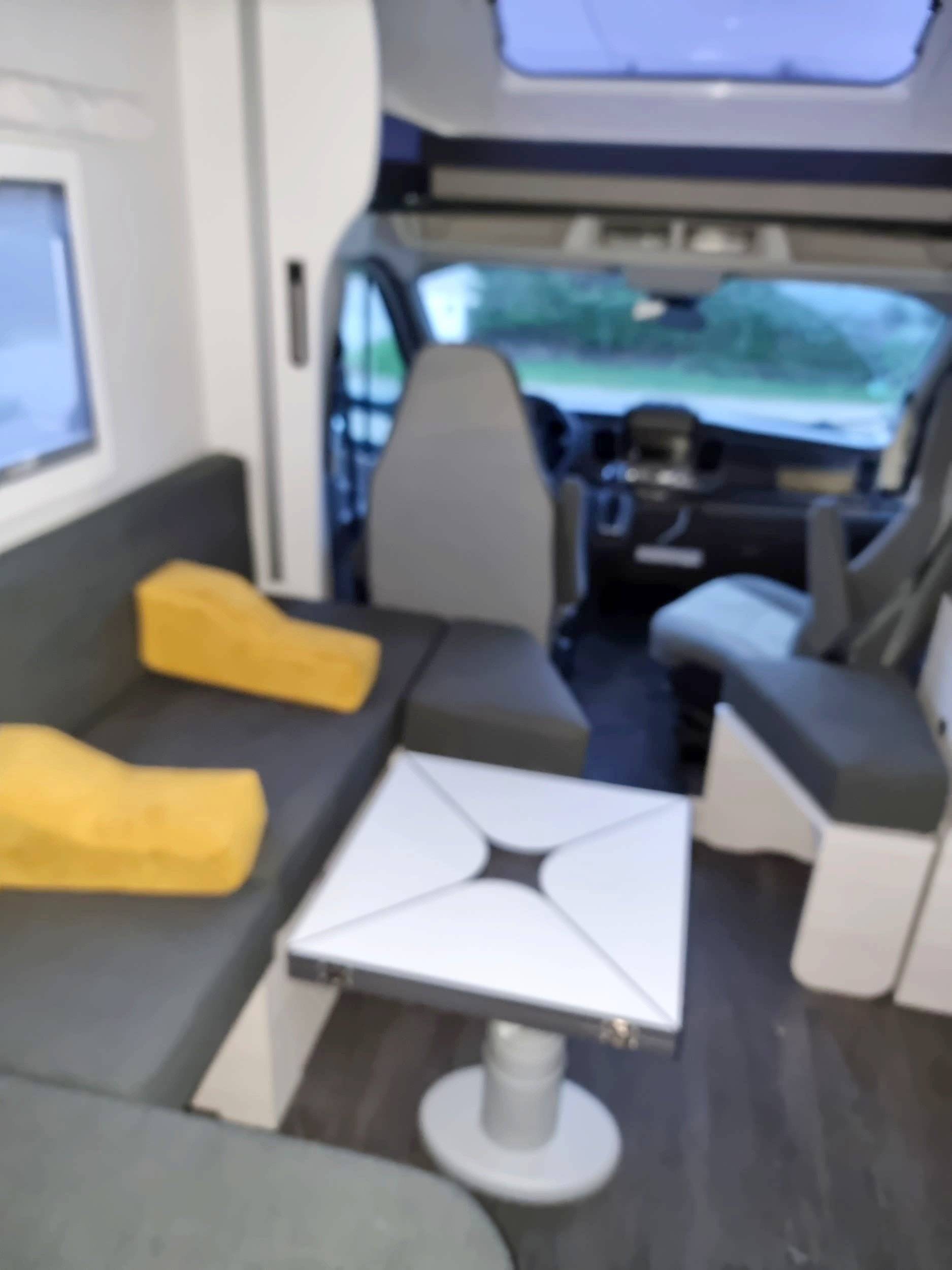 Dining Area Ford FORD Transit 2,0 TDCI 170 CV - Euro 6 - Yescapa