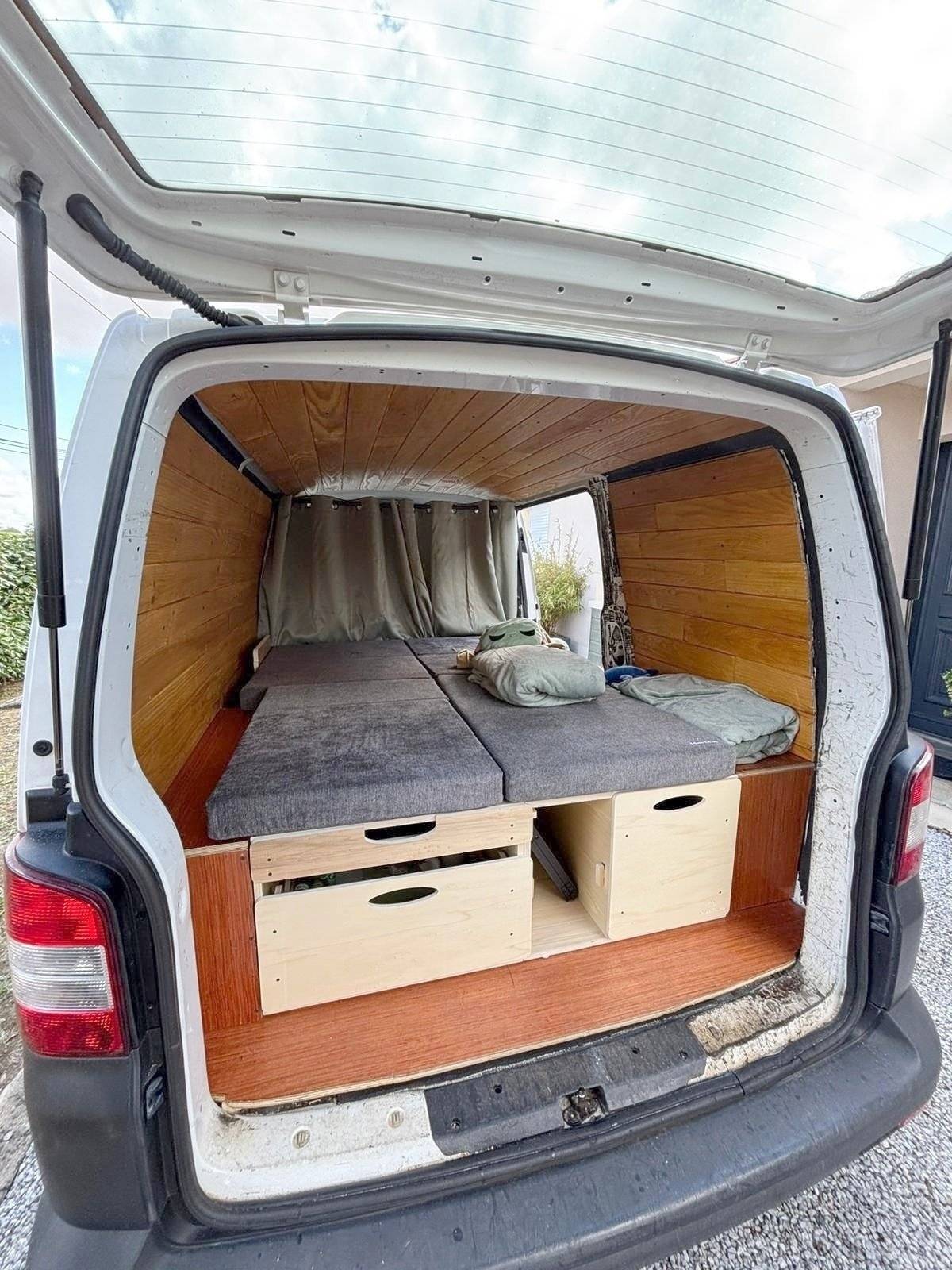 Rear view Volkswagen Volkswagen Transporter T5 - Yescapa