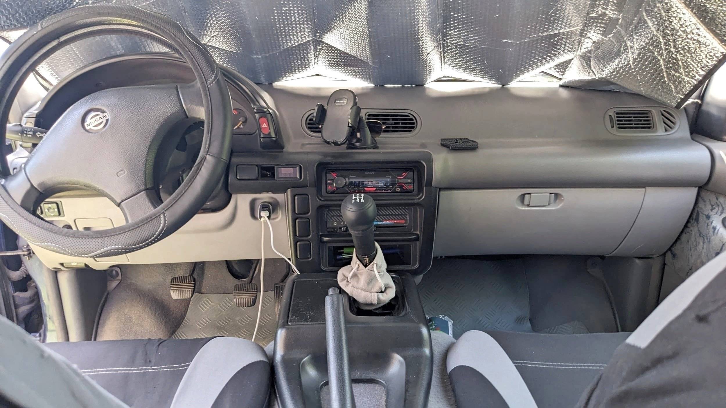 Cabina de condução Nissan Serena - Yescapa