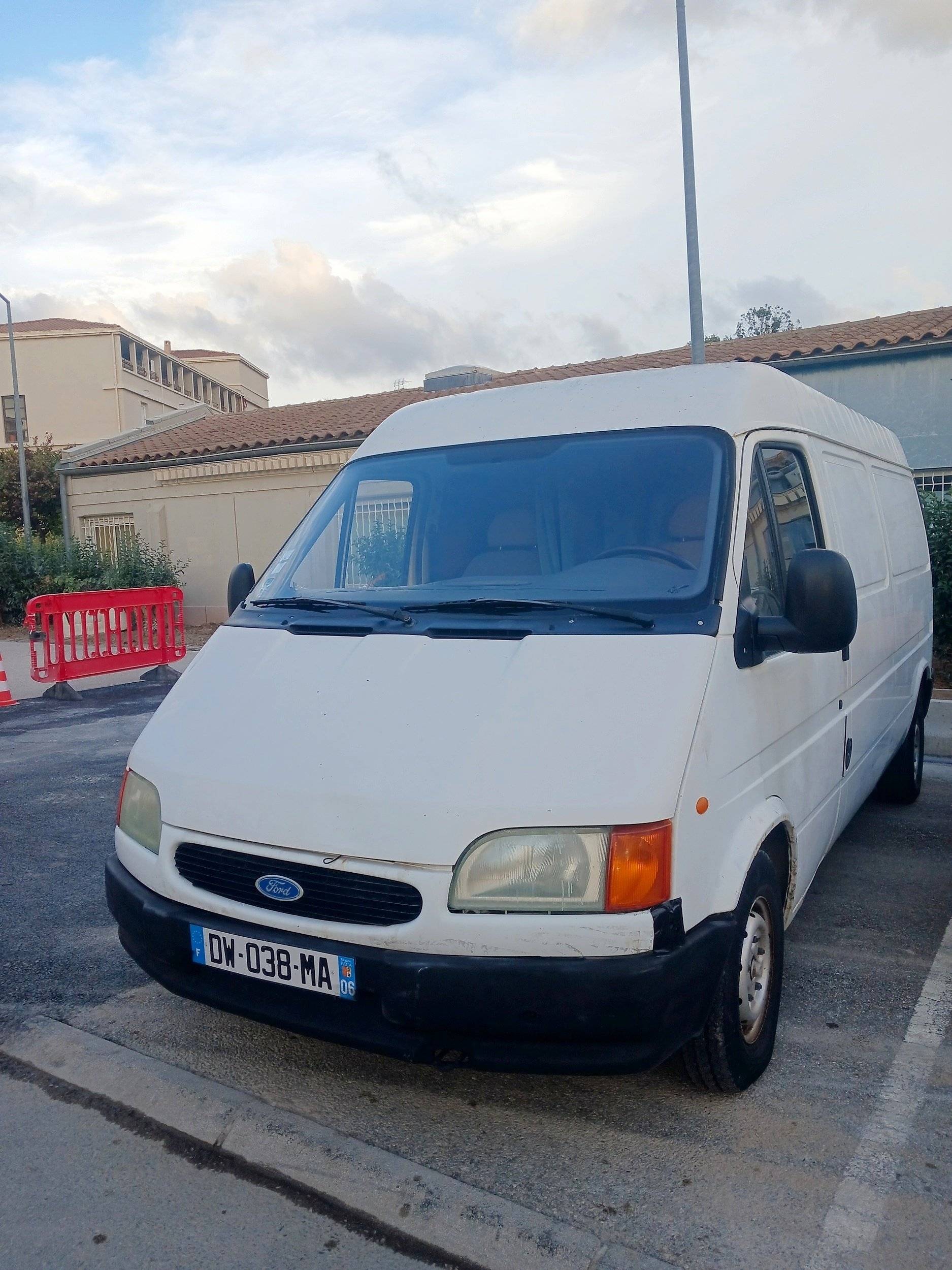 Vue avant de 3/4 Ford - Yescapa