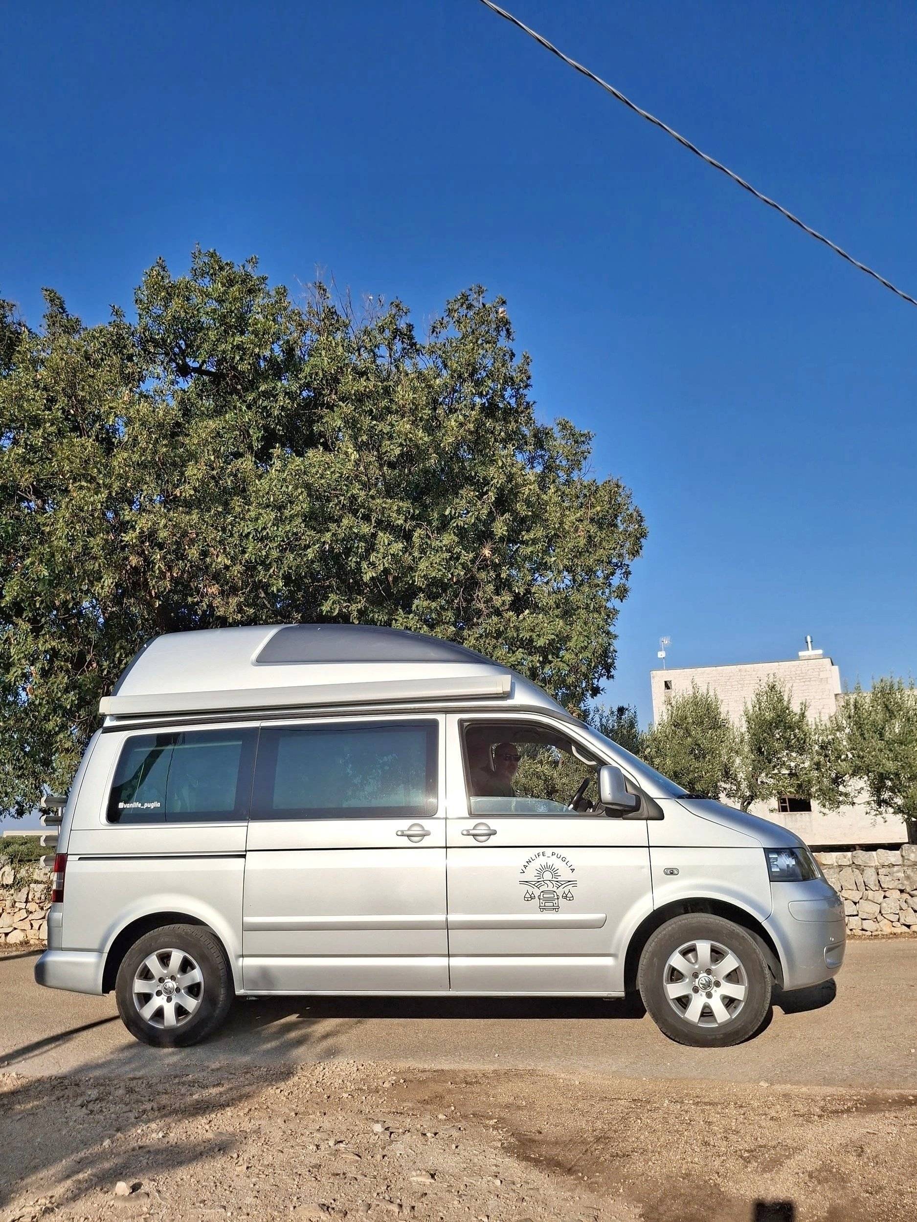 Front view from 3/4 Volkswagen T5 2,5l 174 ch - Yescapa
