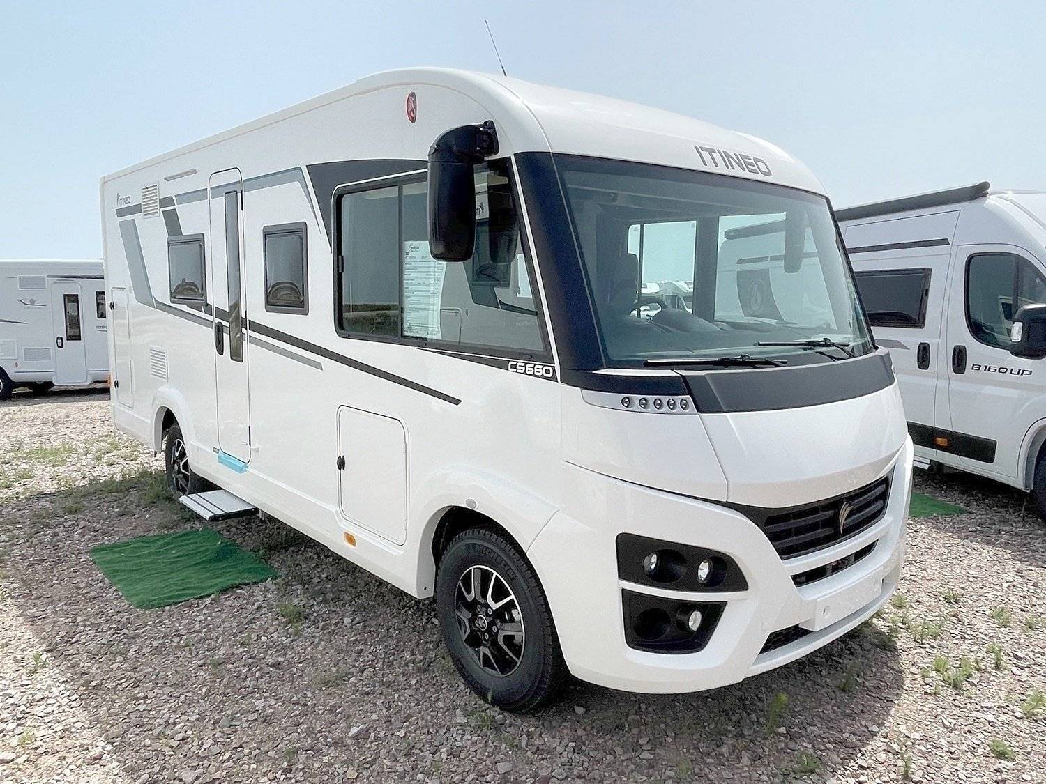 Front view from 3/4 Peugeot CS660 - Yescapa