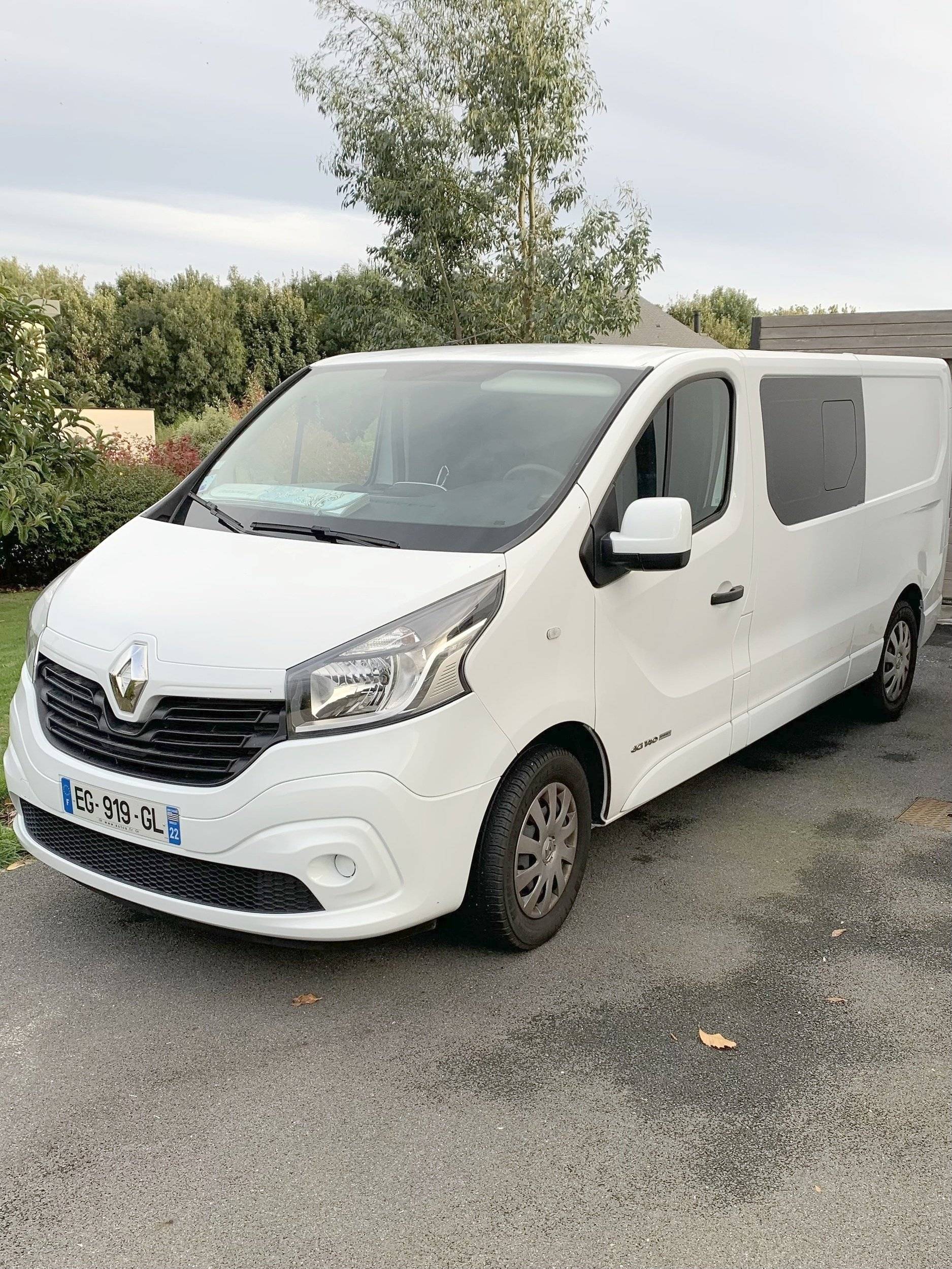 Front view from 3/4 Renault Trafic3 L2H1 1,6 l 140 ch - Yescapa