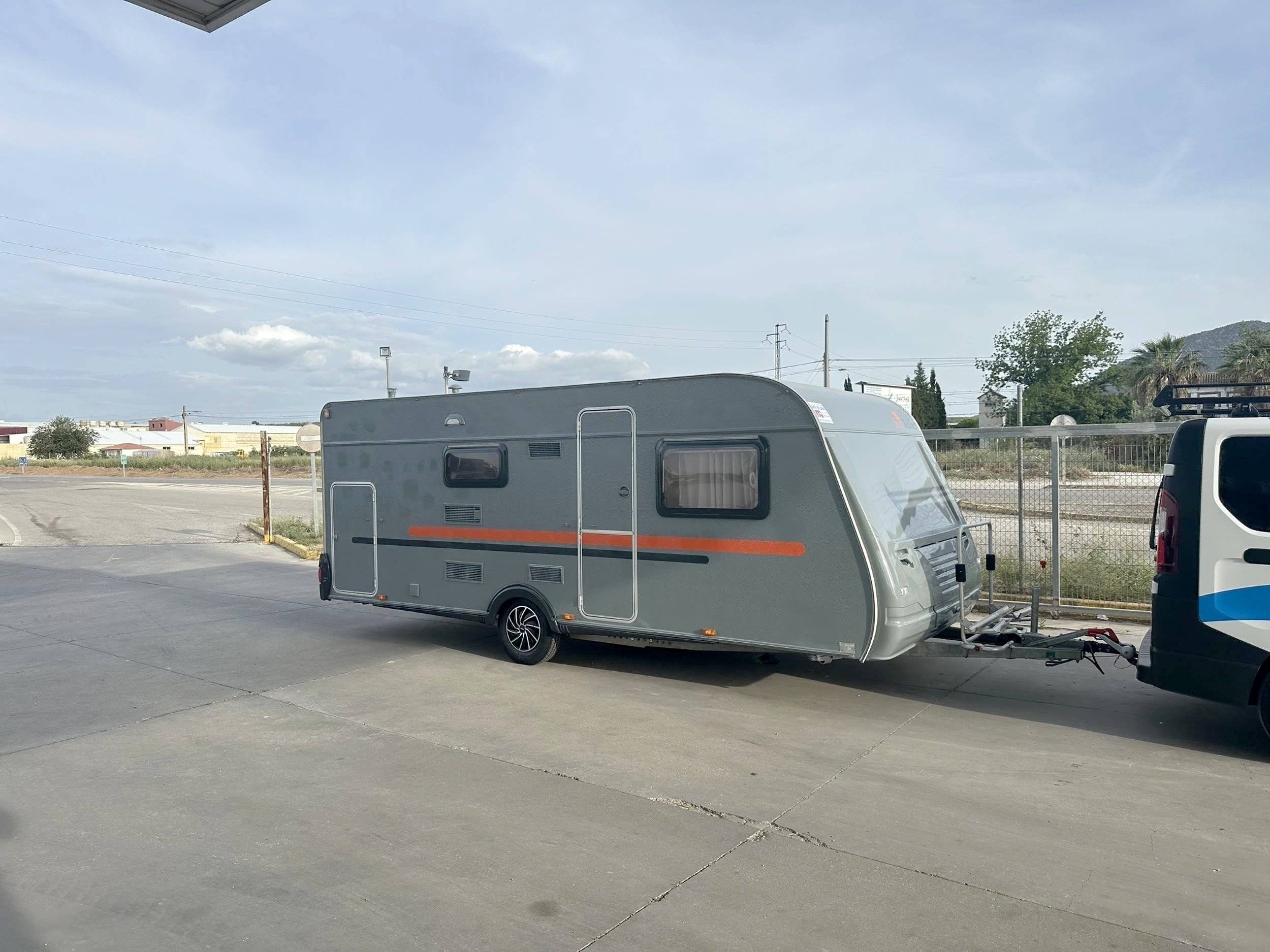 Front view from 3/4  - Yescapa