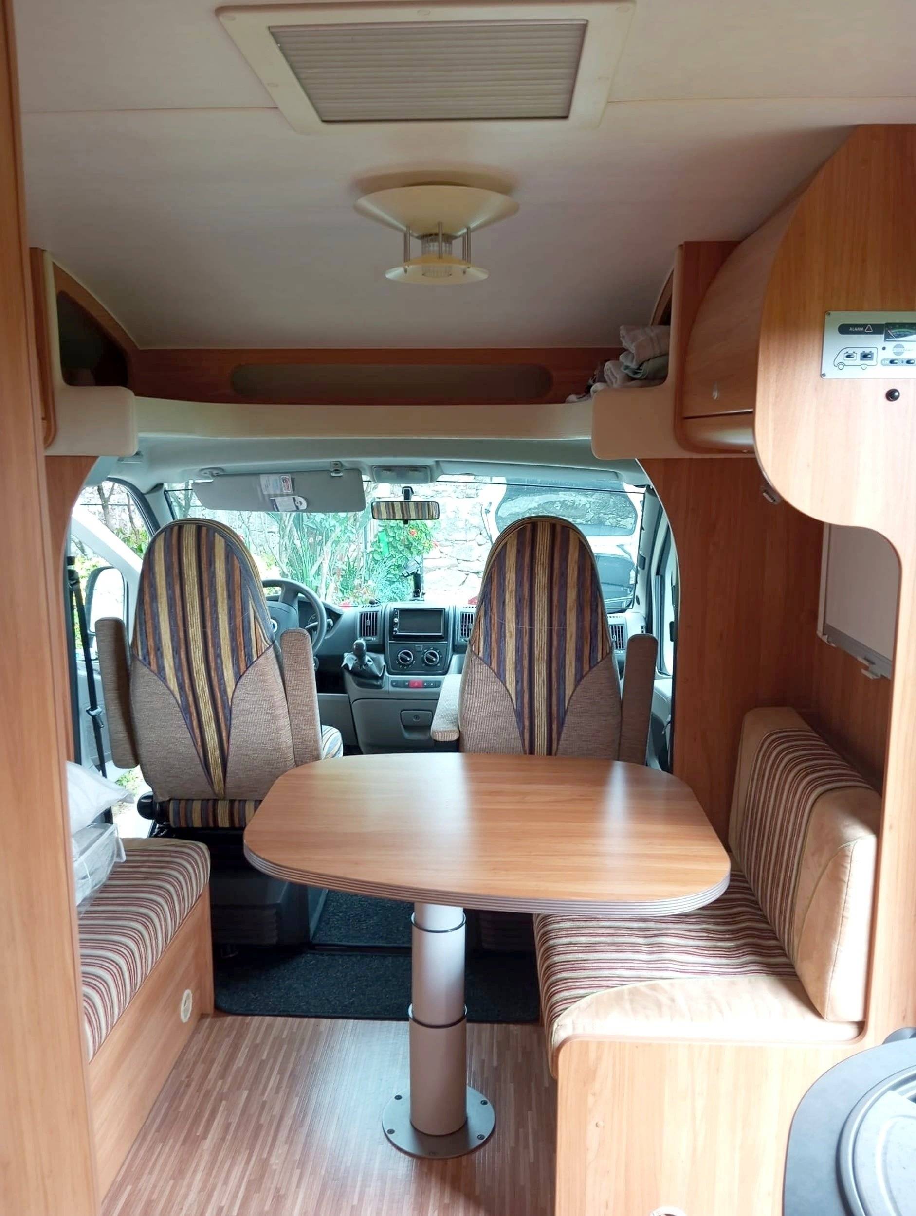 Área de jantar Fiat 2,0 l 115 ch - Yescapa
