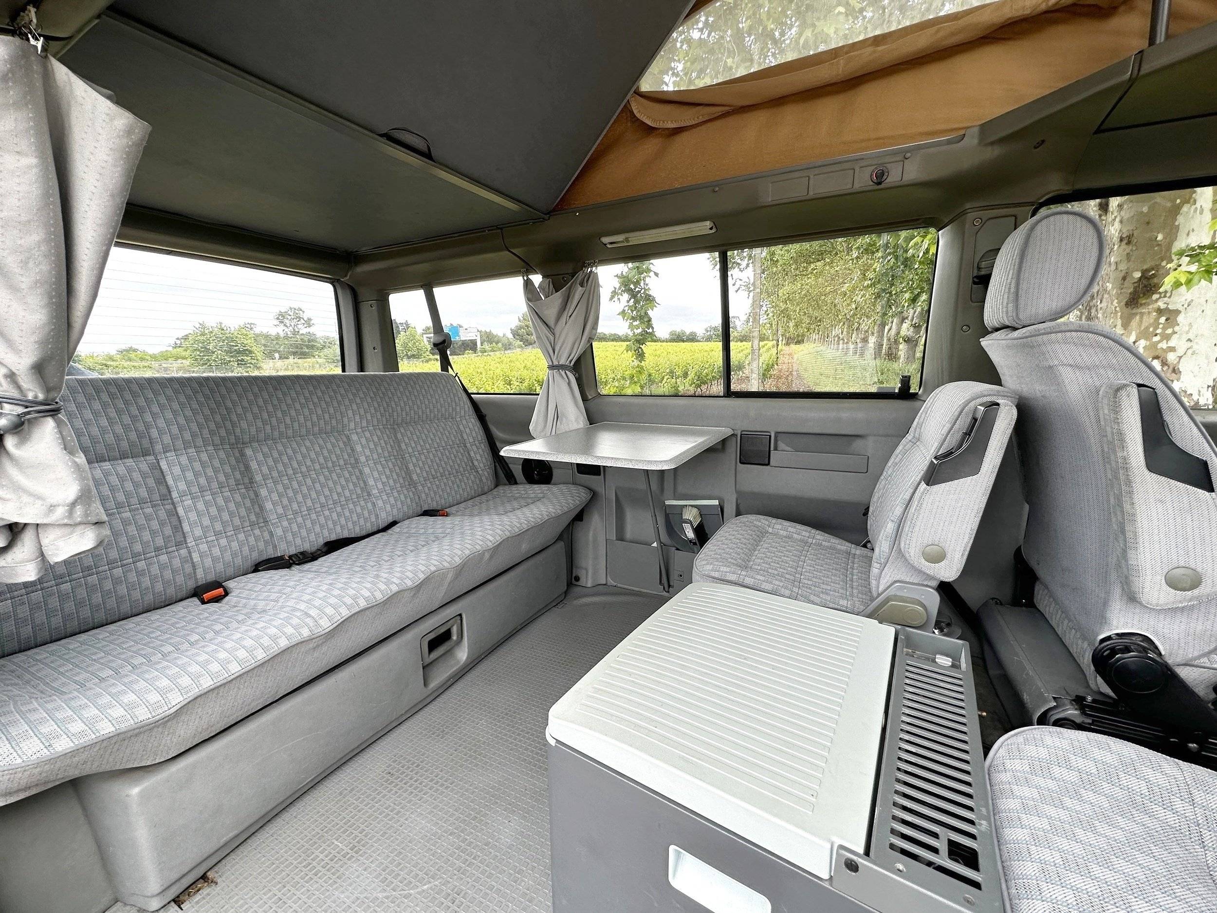 Área de jantar Volkswagen T4 westfalia 2.4 diésel - Yescapa