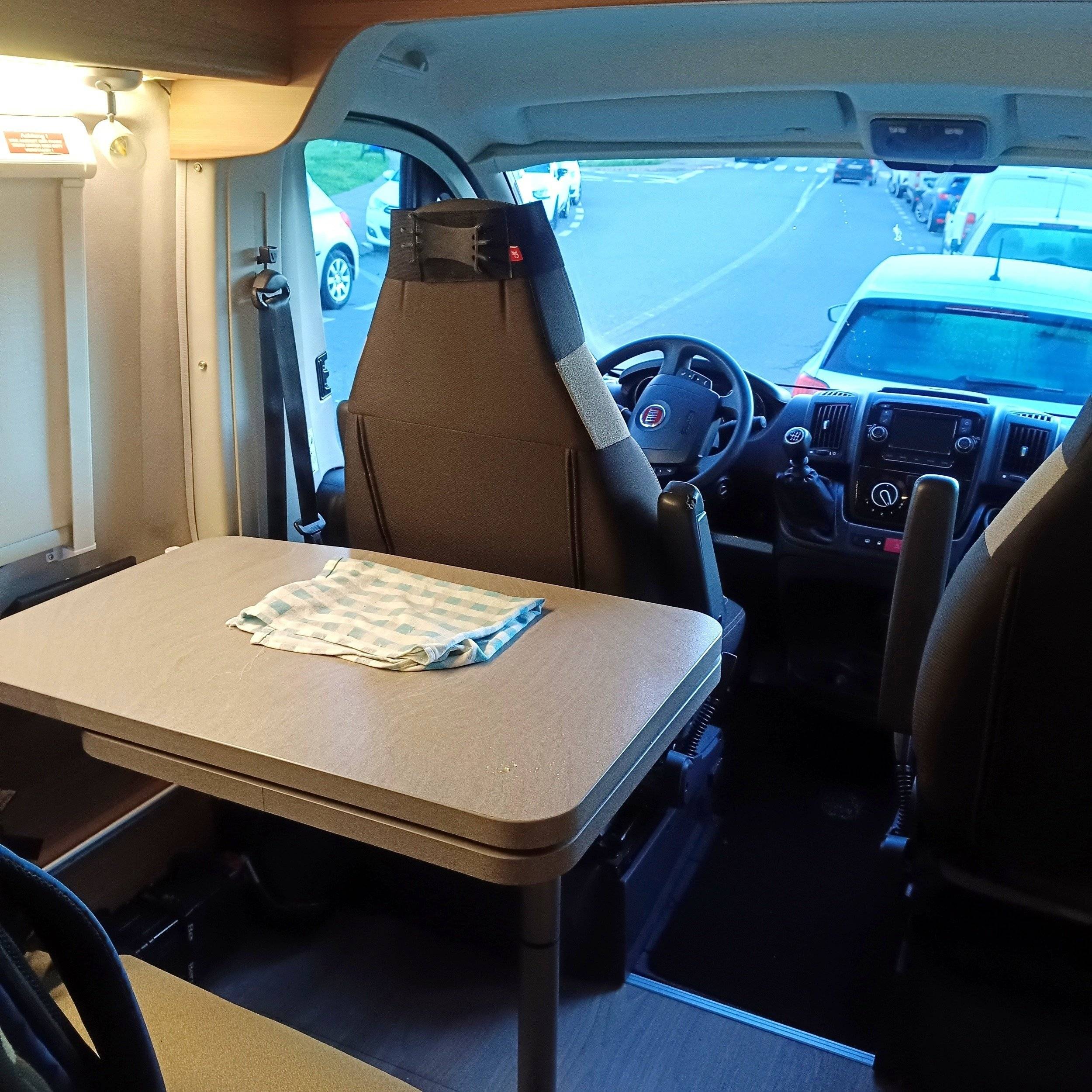 Dining Area Fiat Ducato 2,3 l 120 ch. - Yescapa