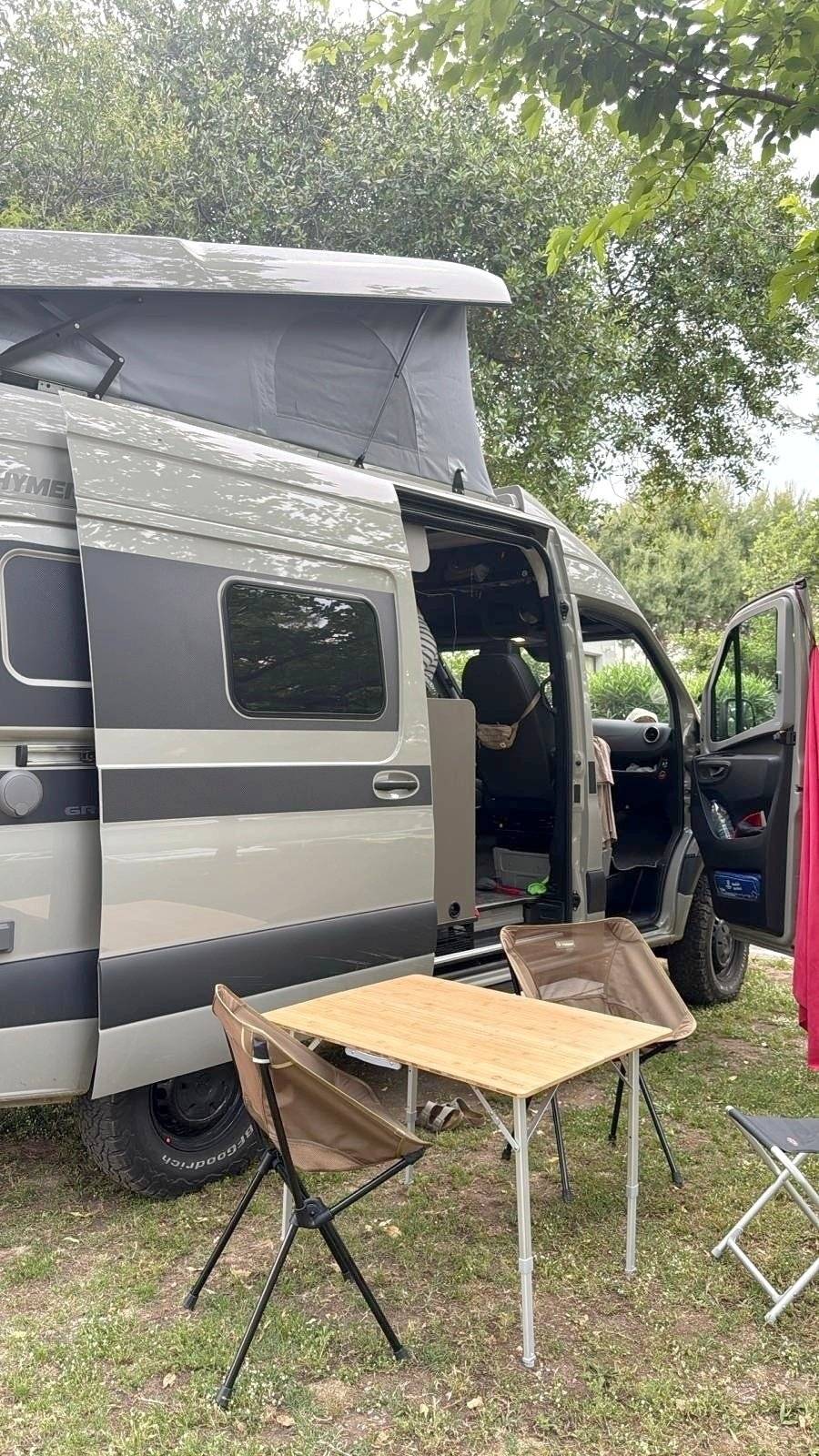 Área de jantar Mercedes Sprinter 4x4 316 CDI 2,2 l 163 ch - Yescapa