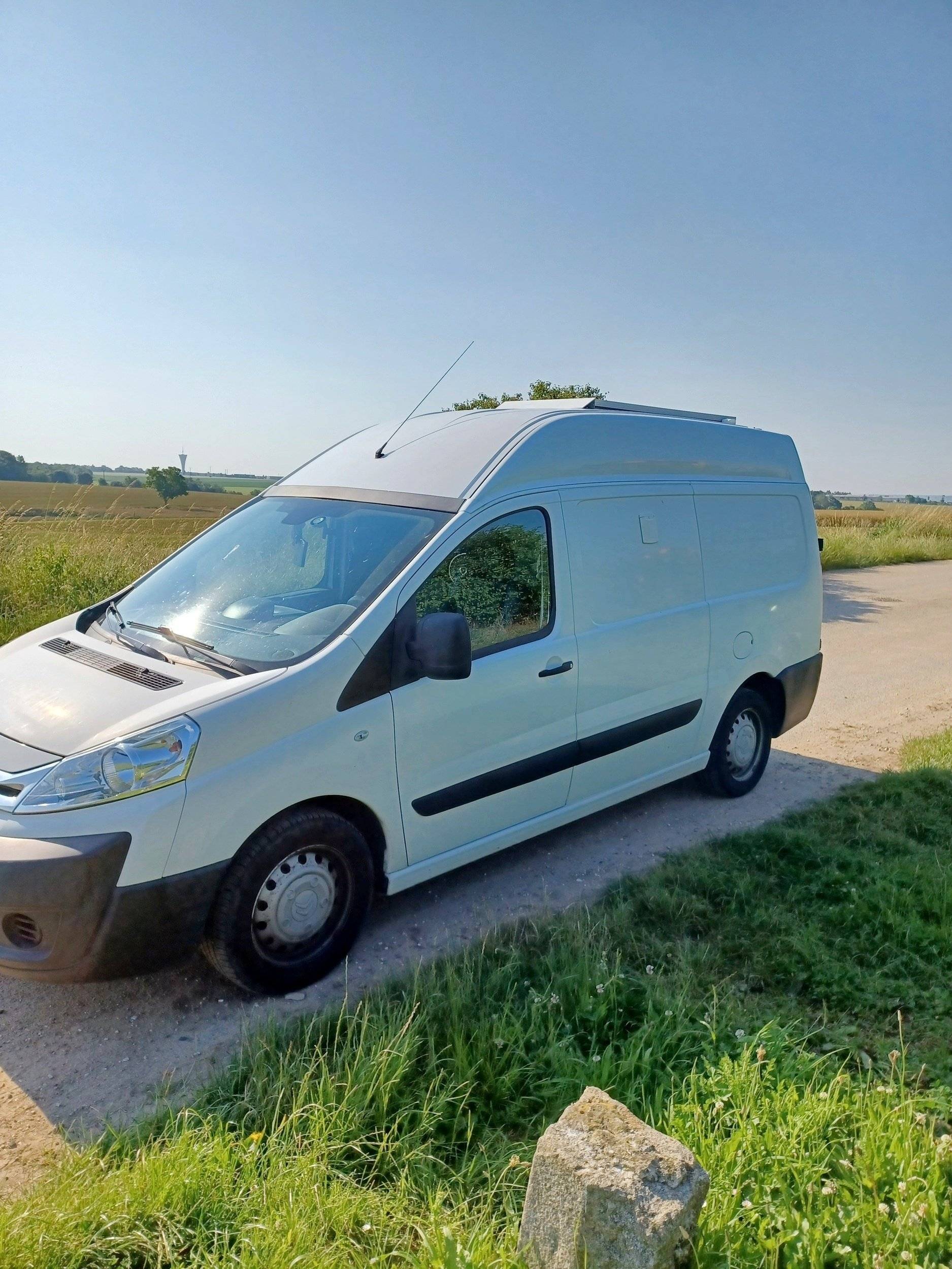 Front view from 3/4 Citroën jumpy 130 - Yescapa