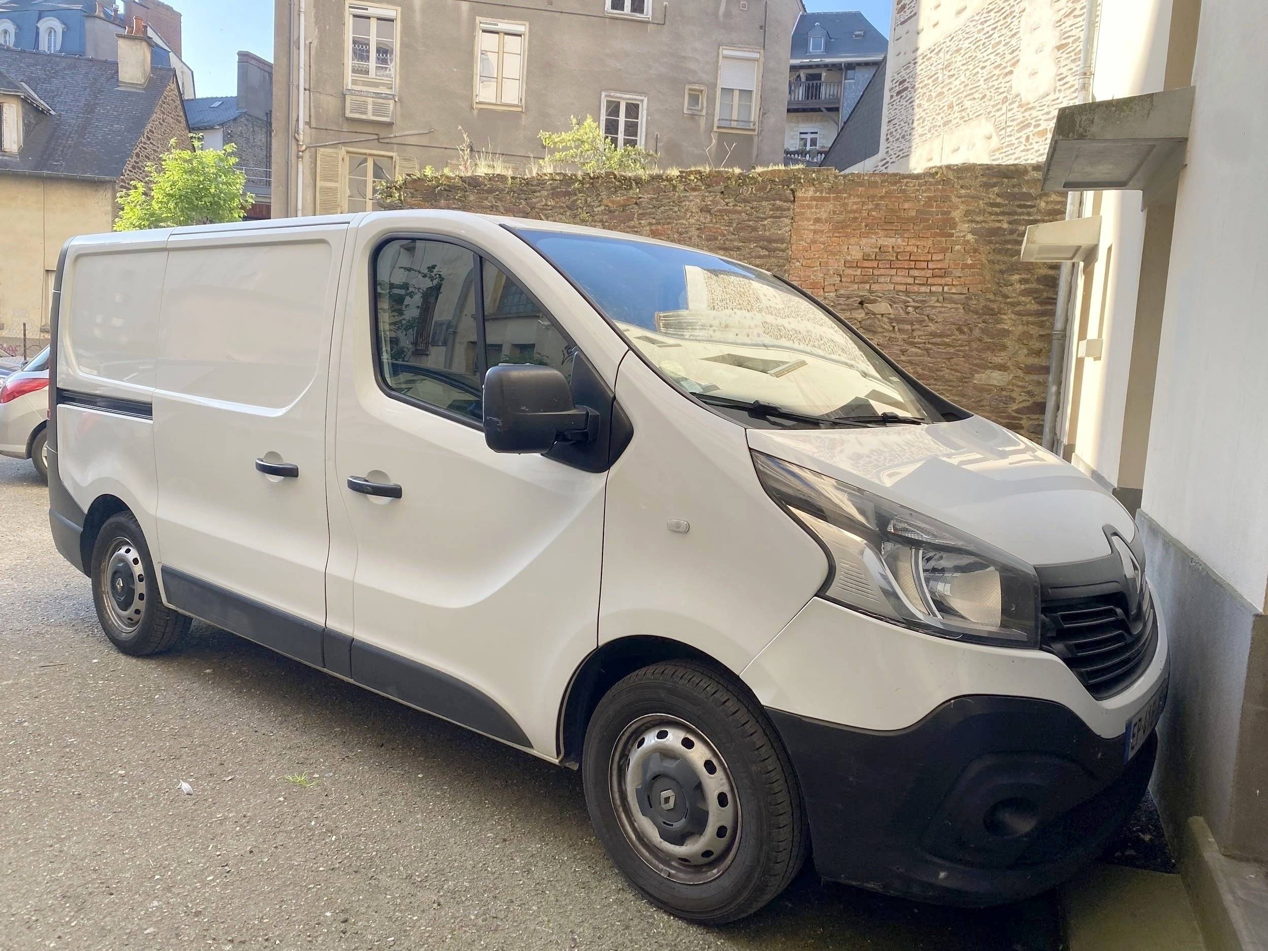 Vista del vehículo ángulo delantero Renault Trafic 1,6 l 120 ch - Yescapa