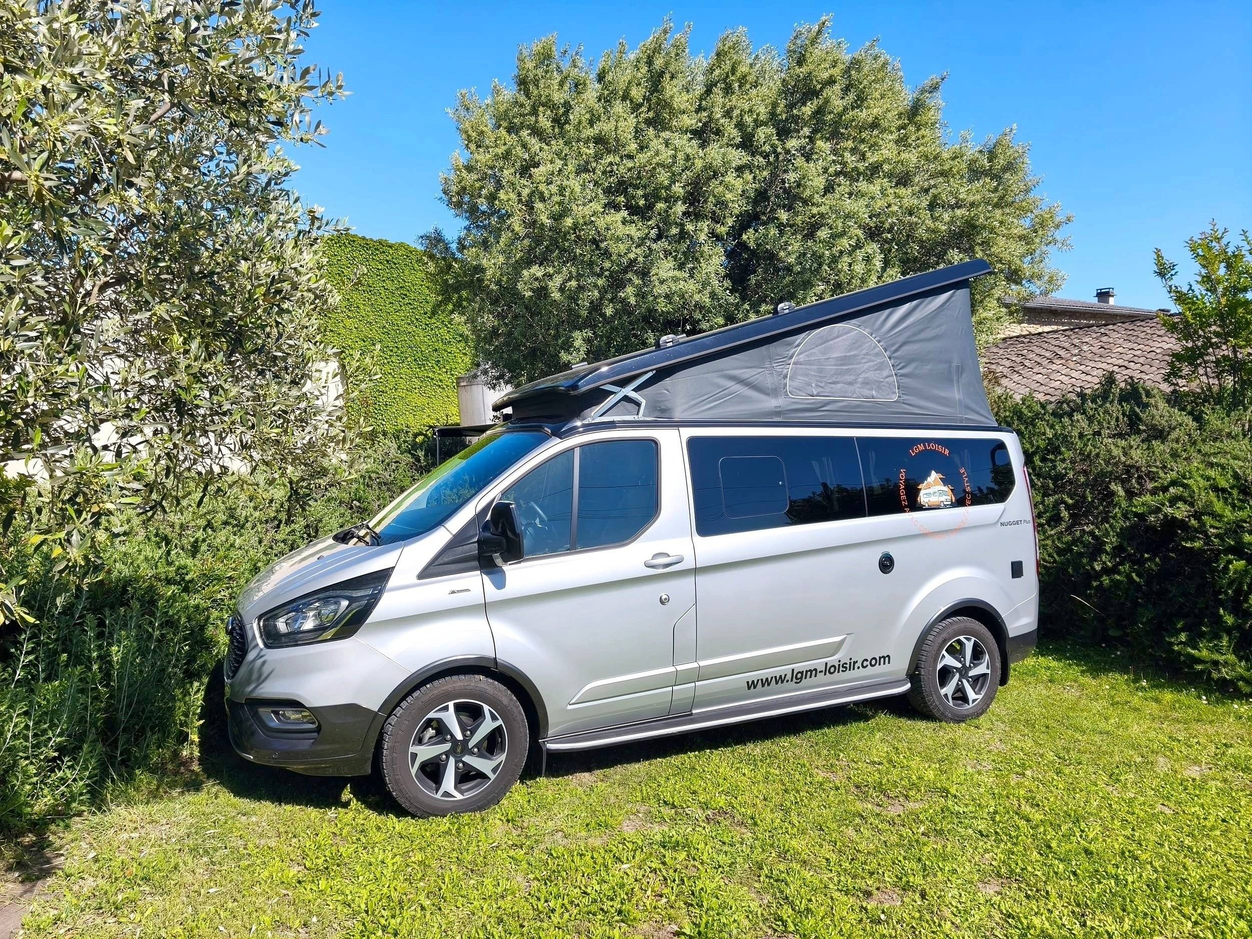 schräge Vorderansicht Ford Ford Nugget Plus - Yescapa