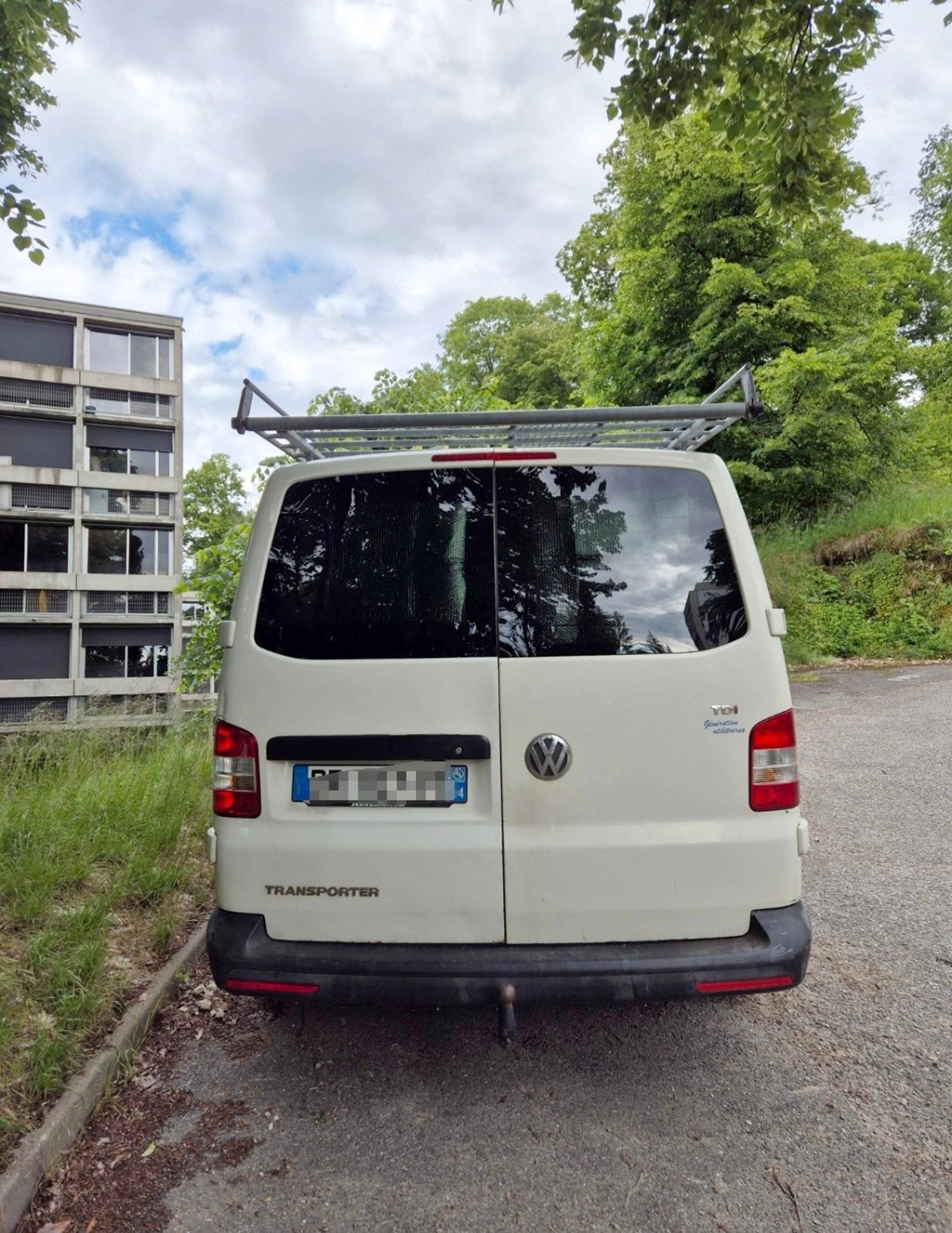 Volkswagen T5 Court 2 l 102 ch