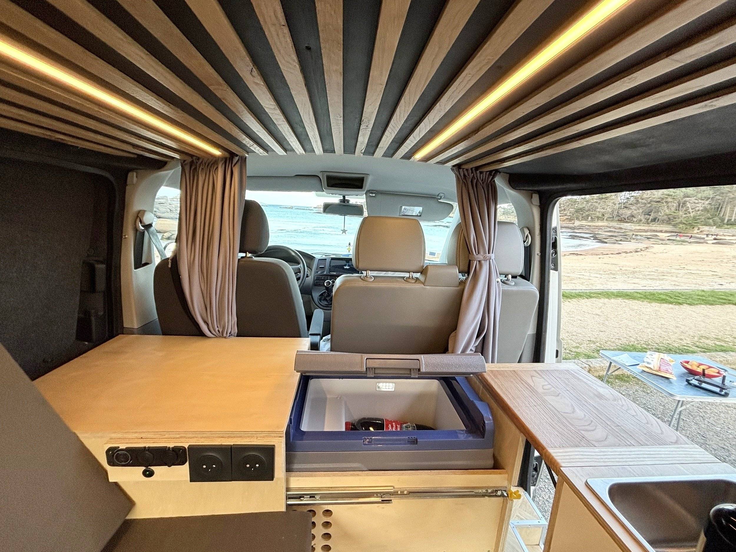 Couchages Volkswagen T5 2,0 l 84 ch - Yescapa