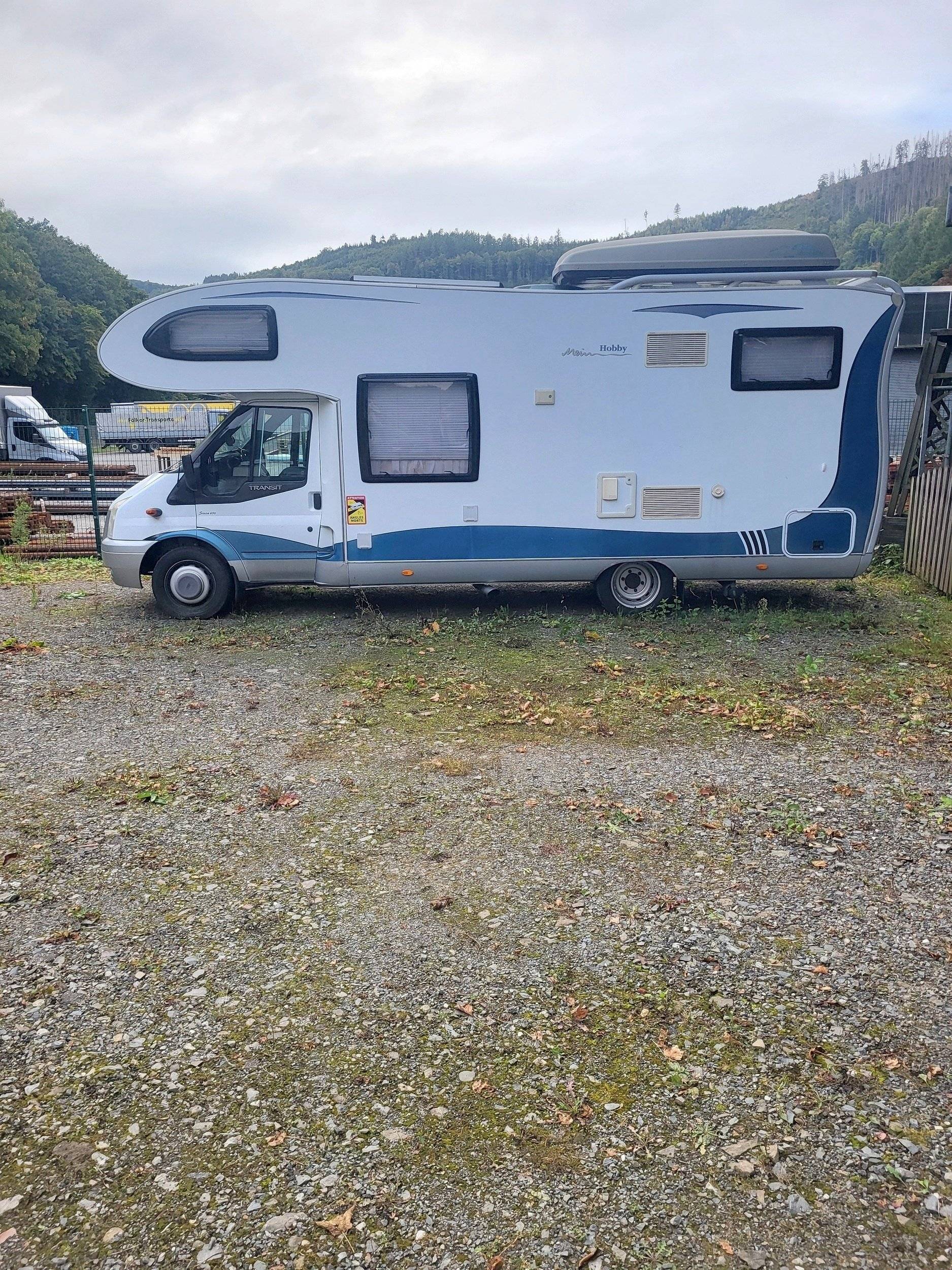 Vista frontale a ¾ Ford Transit 2,2 l 140 ch - Yescapa