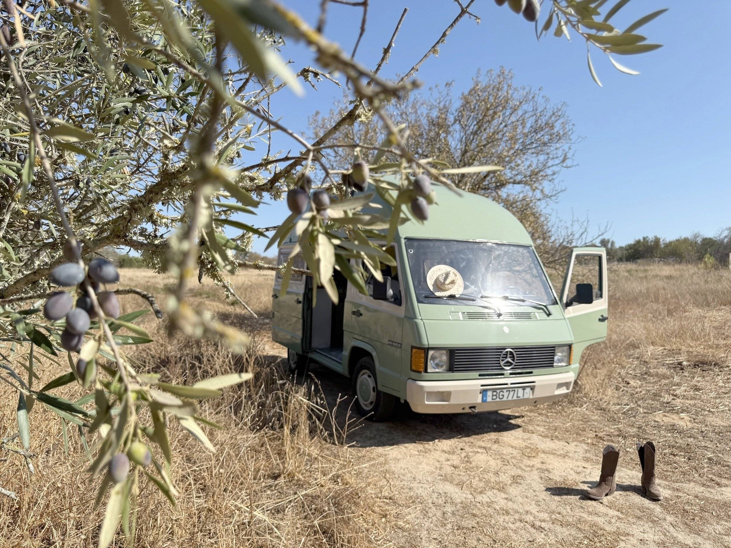 Front view from 3/4 Mercedes - Yescapa