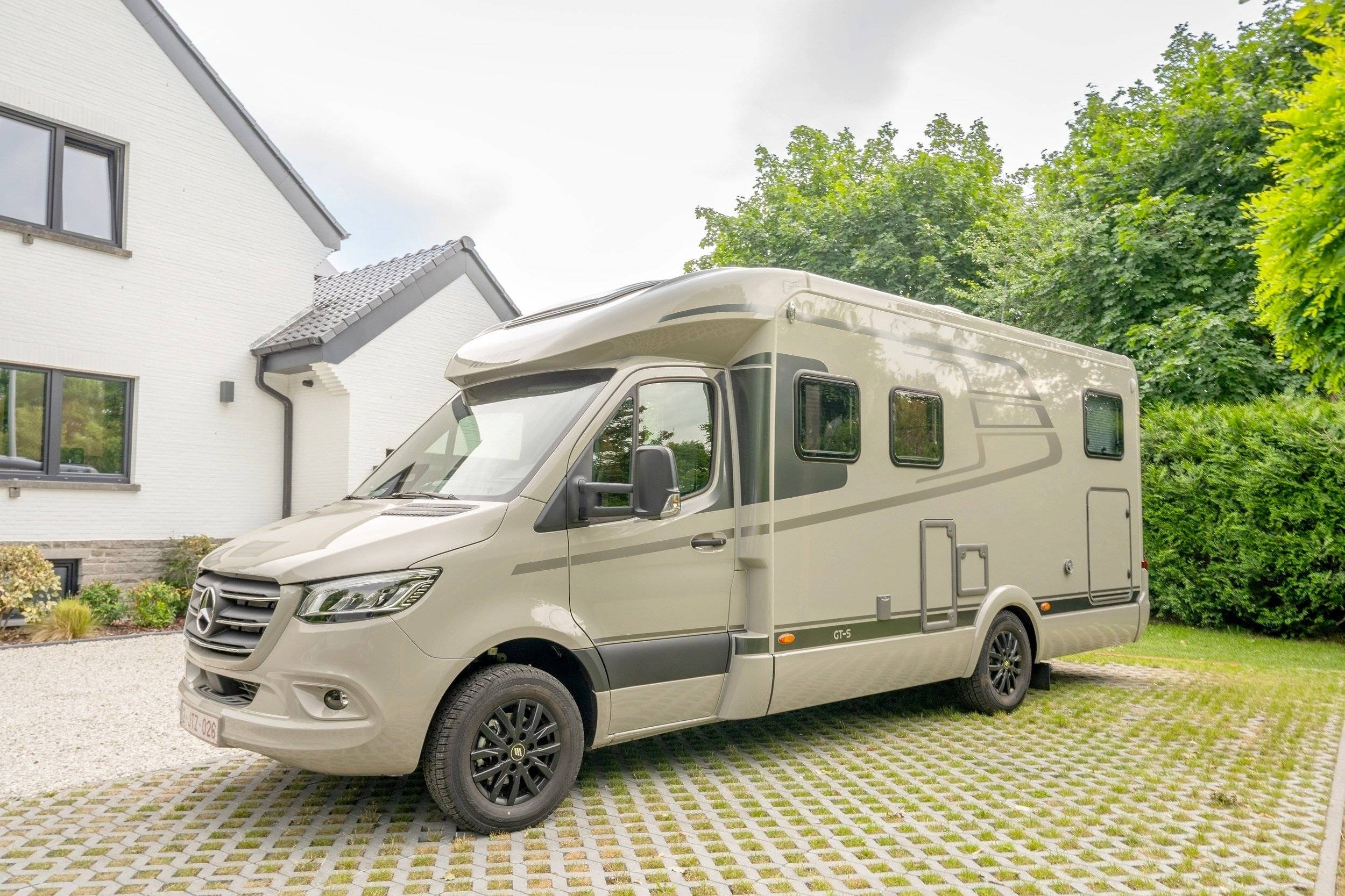 Front view from 3/4 Mercedes Sprinter 317 - Yescapa