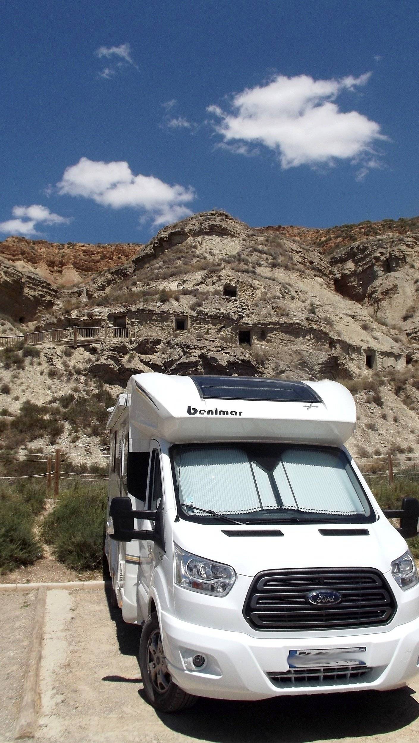 Vue avant de 3/4 Ford ford transit - Yescapa