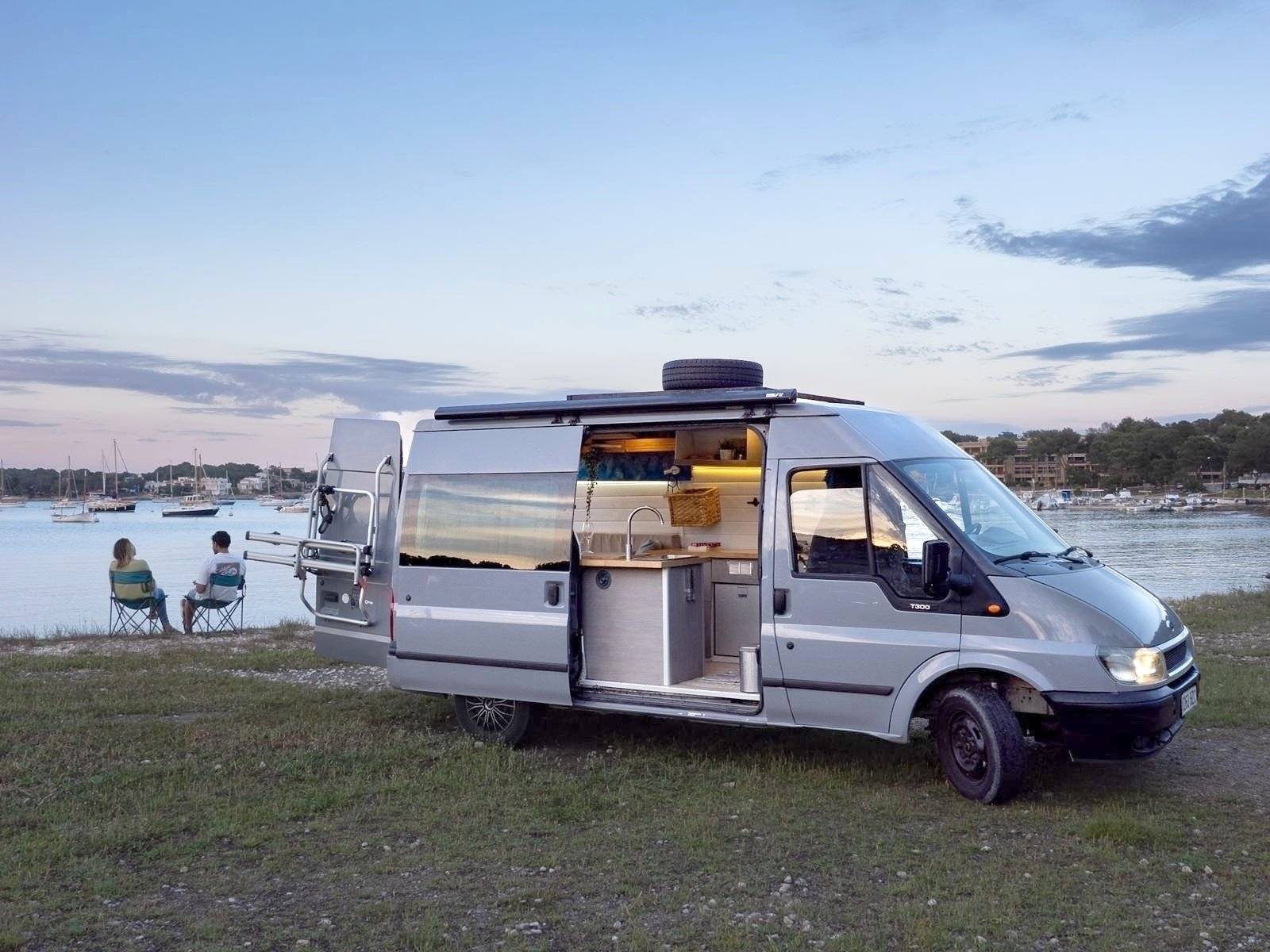 Front view from 3/4 Ford Transit 300 2,0 - Yescapa