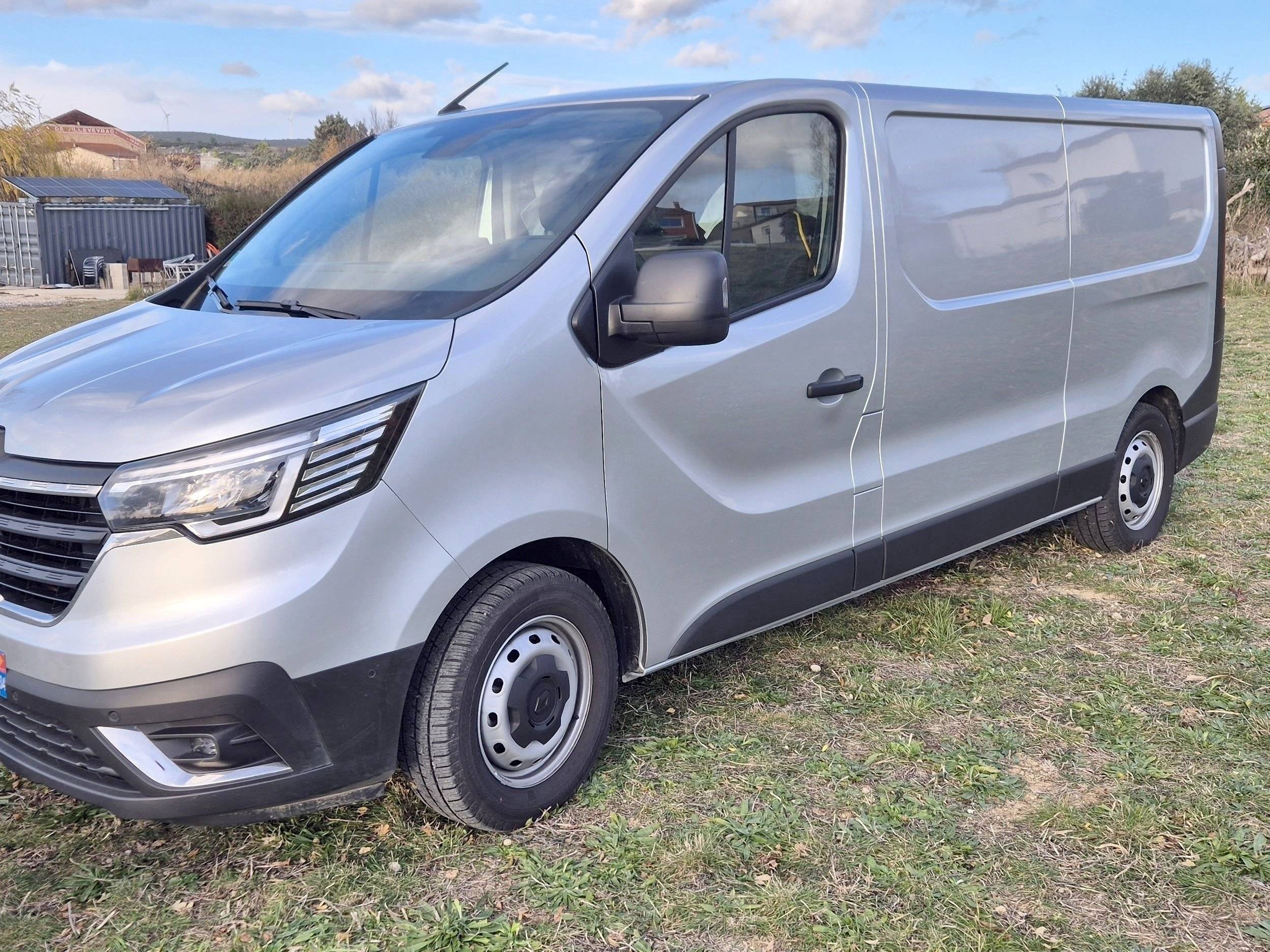 Front view from 3/4 Renault Trafic 2,0 l dCi 130 cv - Yescapa