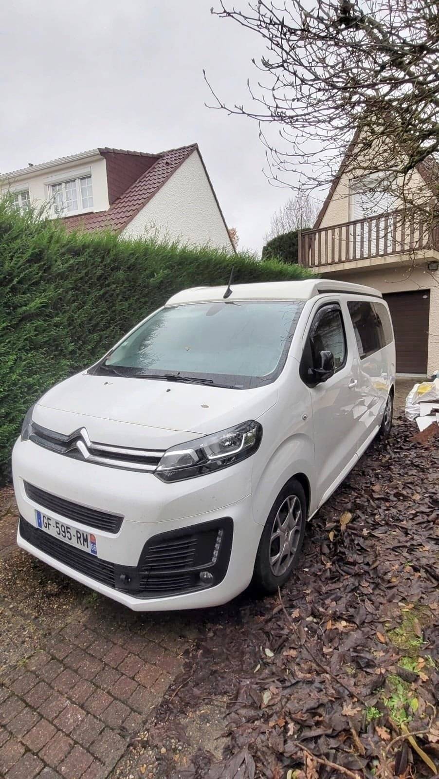 Vista frontale a ¾ Citroën Spacetourer - Yescapa