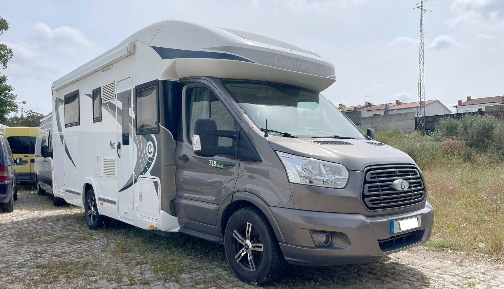 Vista del vehículo ángulo delantero Ford chausson718XLB - Yescapa