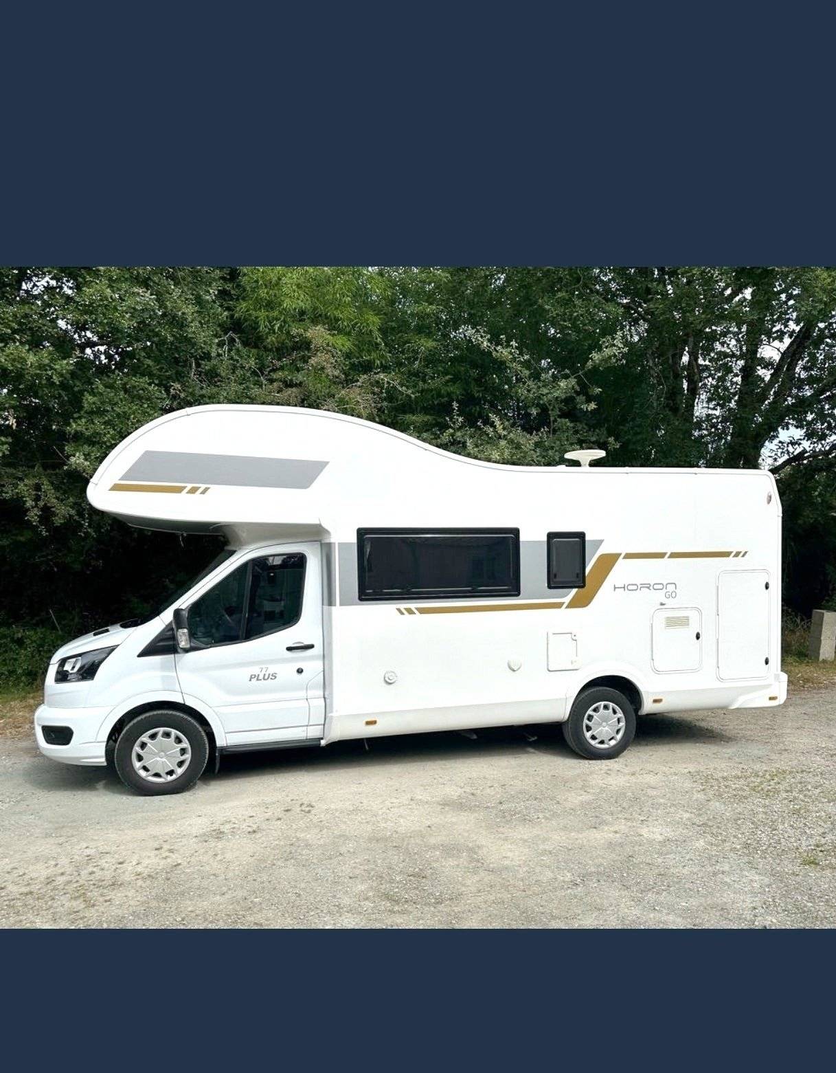 Vue avant de 3/4 Ford Transit 2,0 l 130 ch - Yescapa