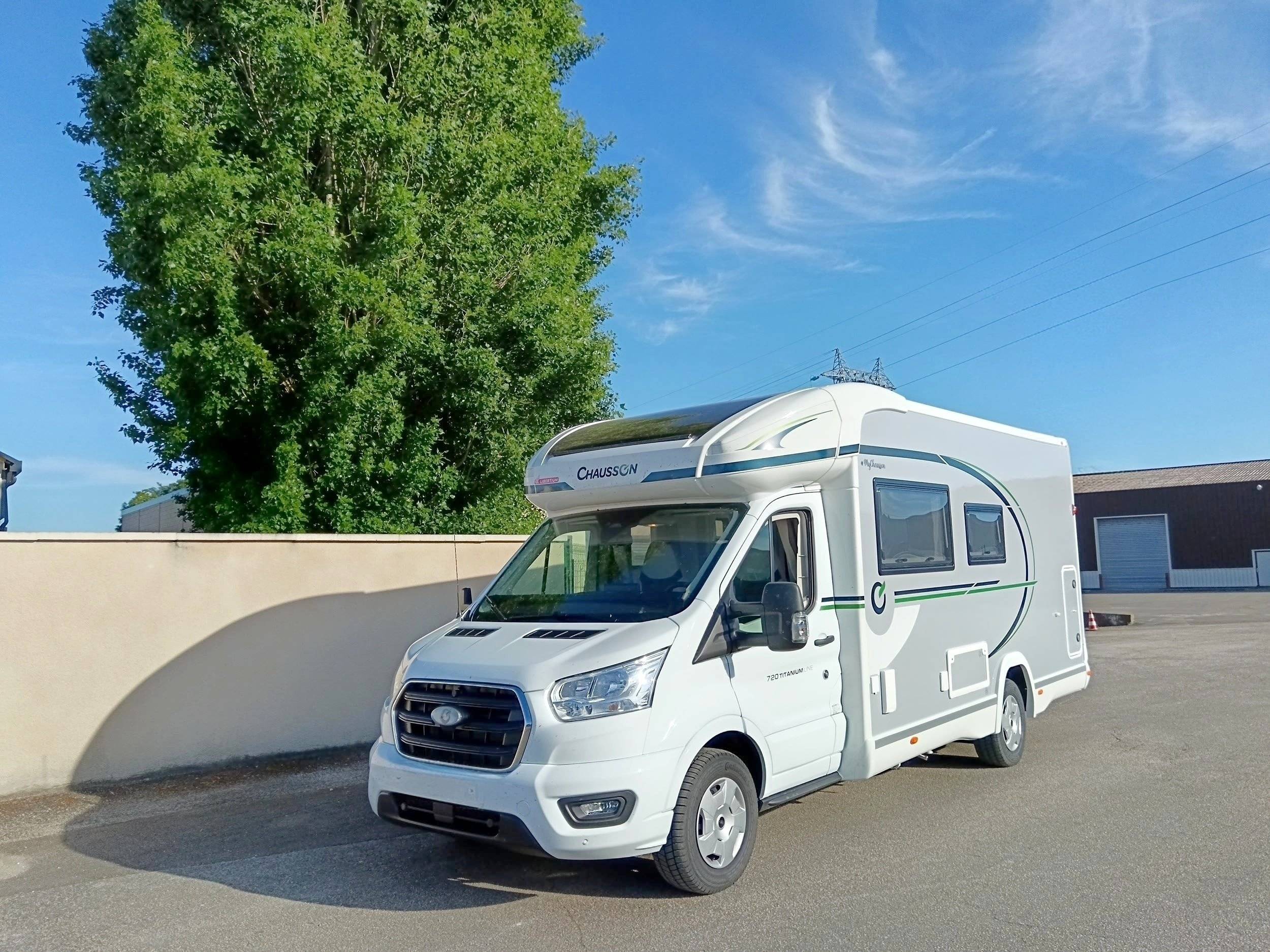 Vue avant de 3/4 Ford Transit 2,0 l 165 ch - Yescapa