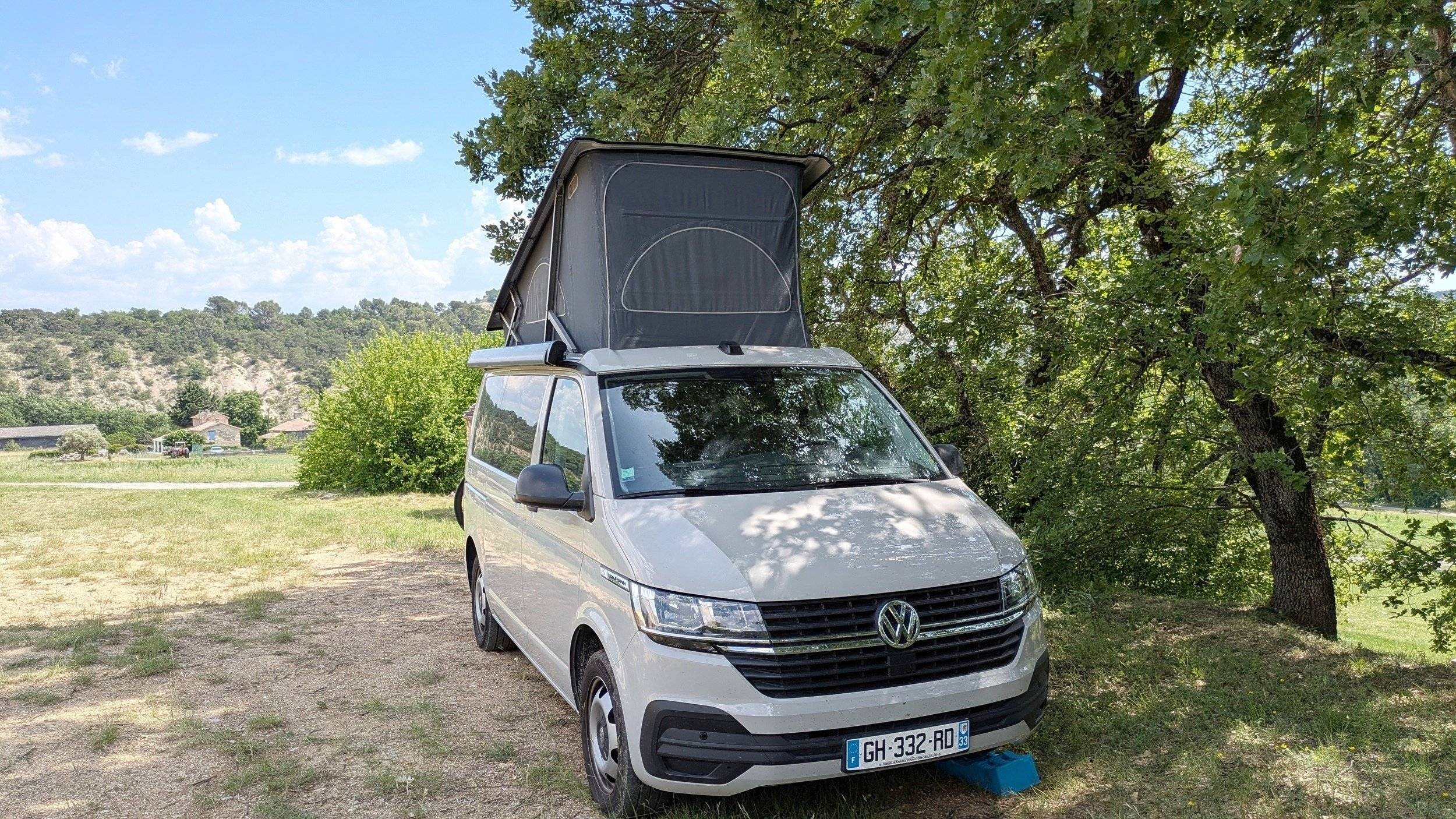schräge Vorderansicht Volkswagen CALIFORNIA - Yescapa
