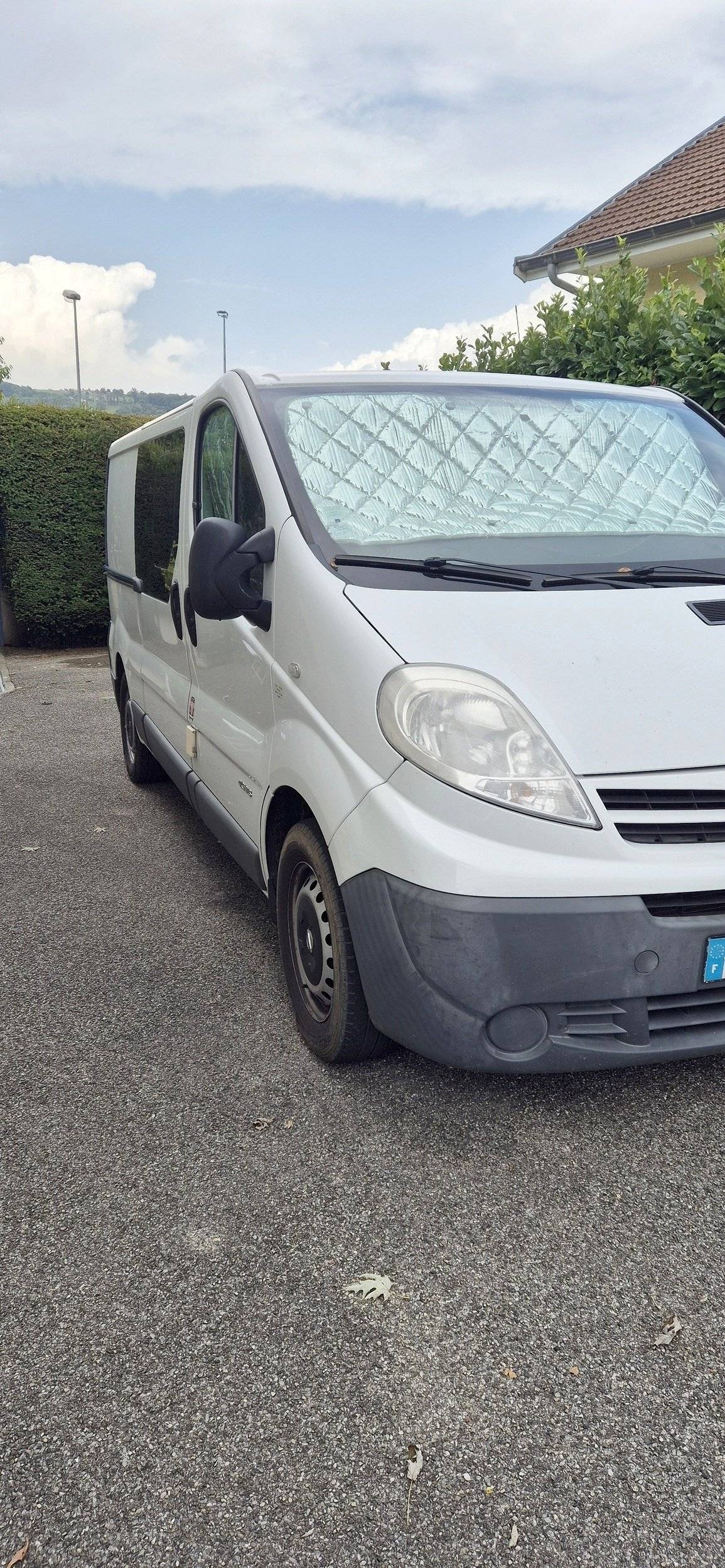 Voorkant 3/4 Nissan - Yescapa