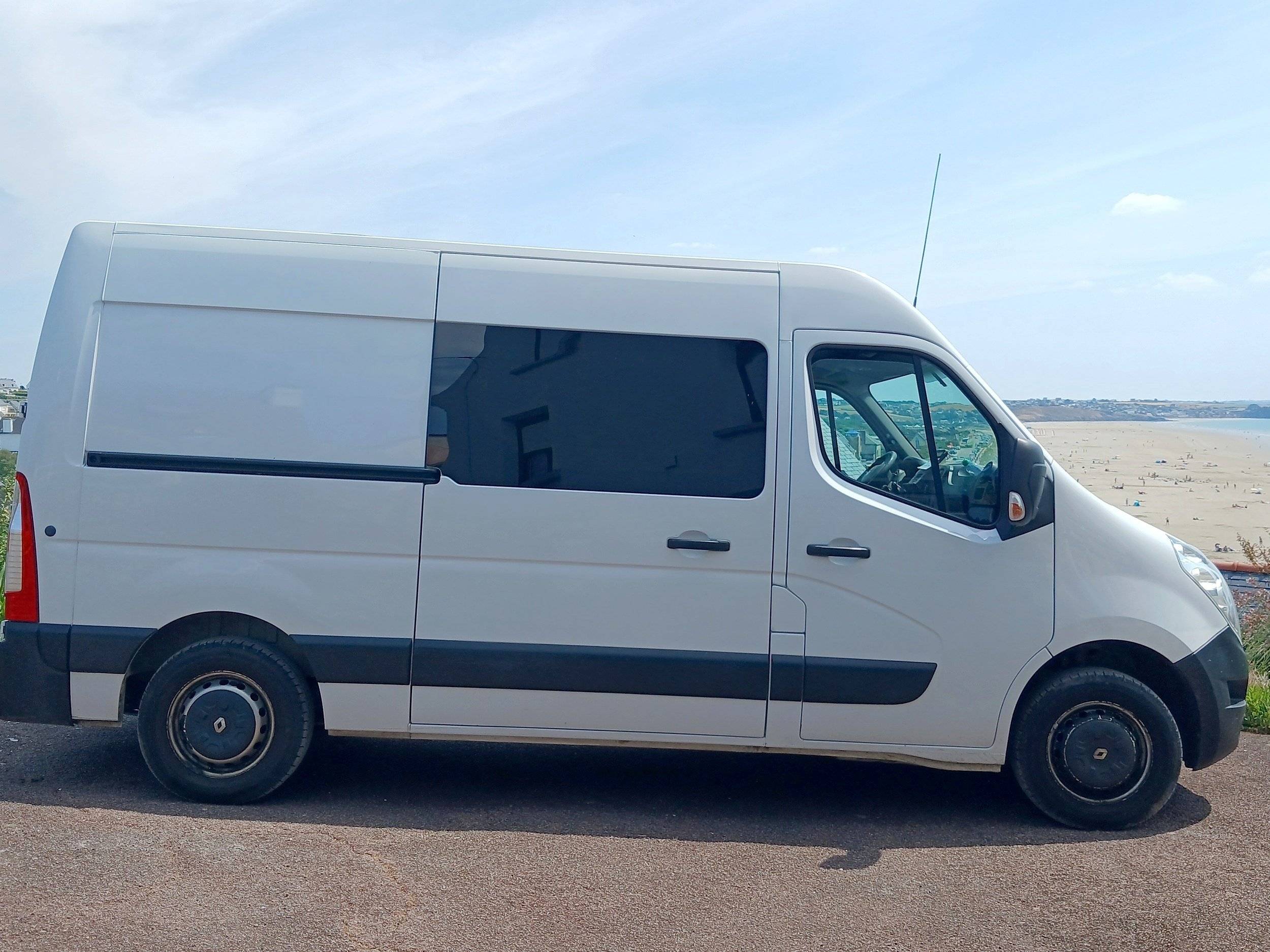 Vista de 3/4 Renault 2,3 l 125 ch - Yescapa
