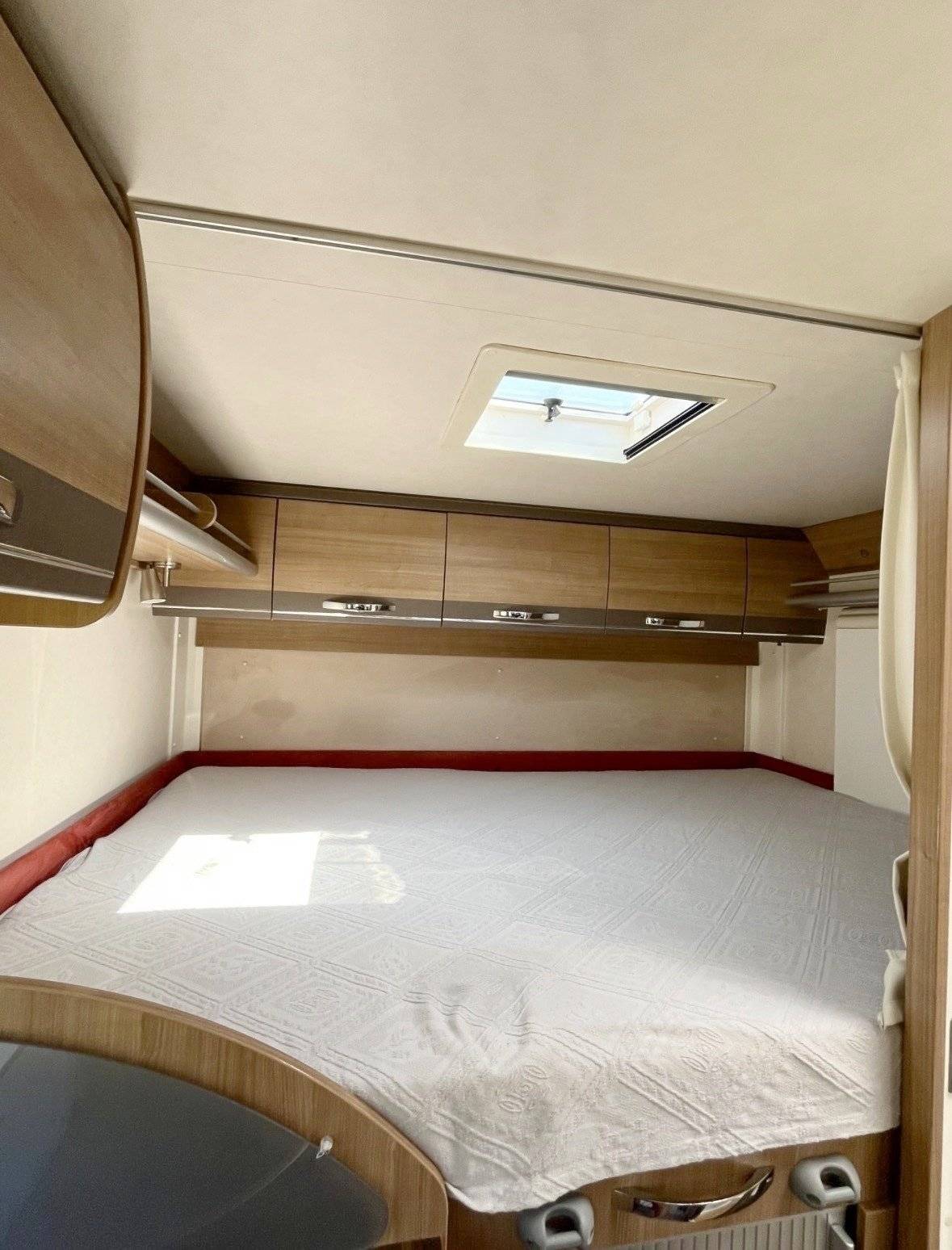 Couchages Ford Transit 2,4 l 140 ch - Yescapa