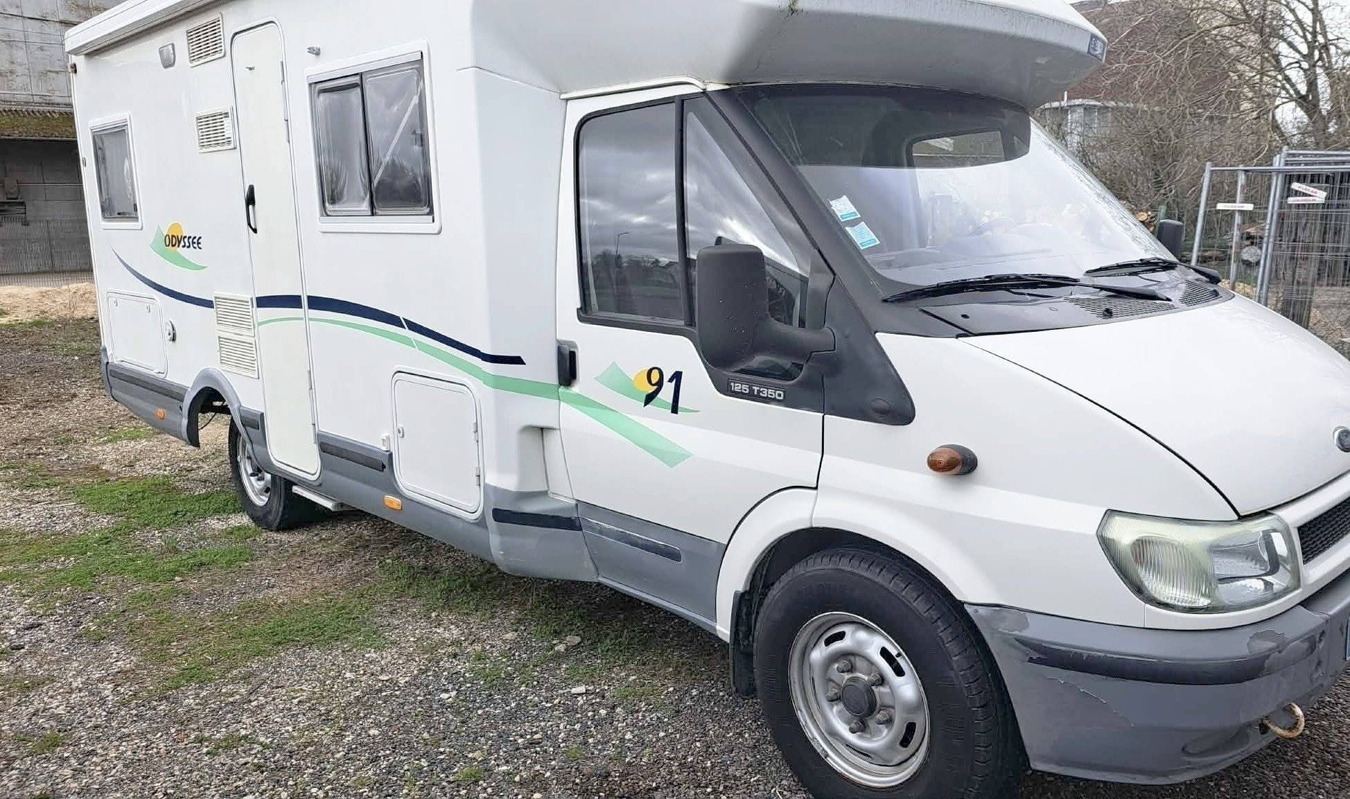 Vue avant de 3/4 Ford Transit 2,4 TDCi - Yescapa