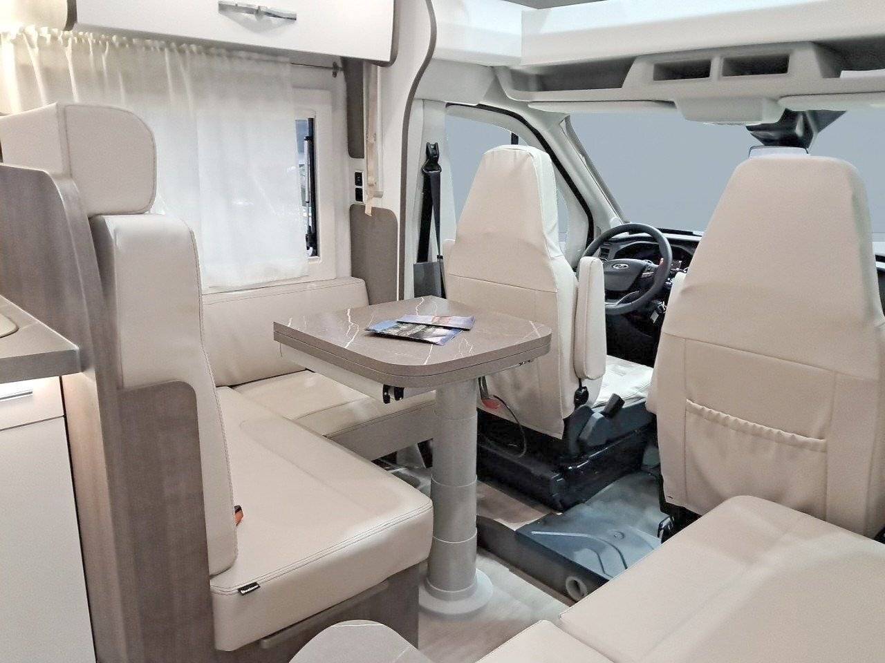 Área de jantar Ford Transit 350 - Yescapa